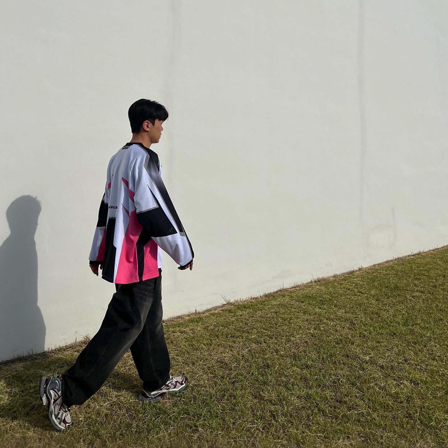 Balenciaga Runner Sneakers Grey Burgundy 착용 스타일 - 4