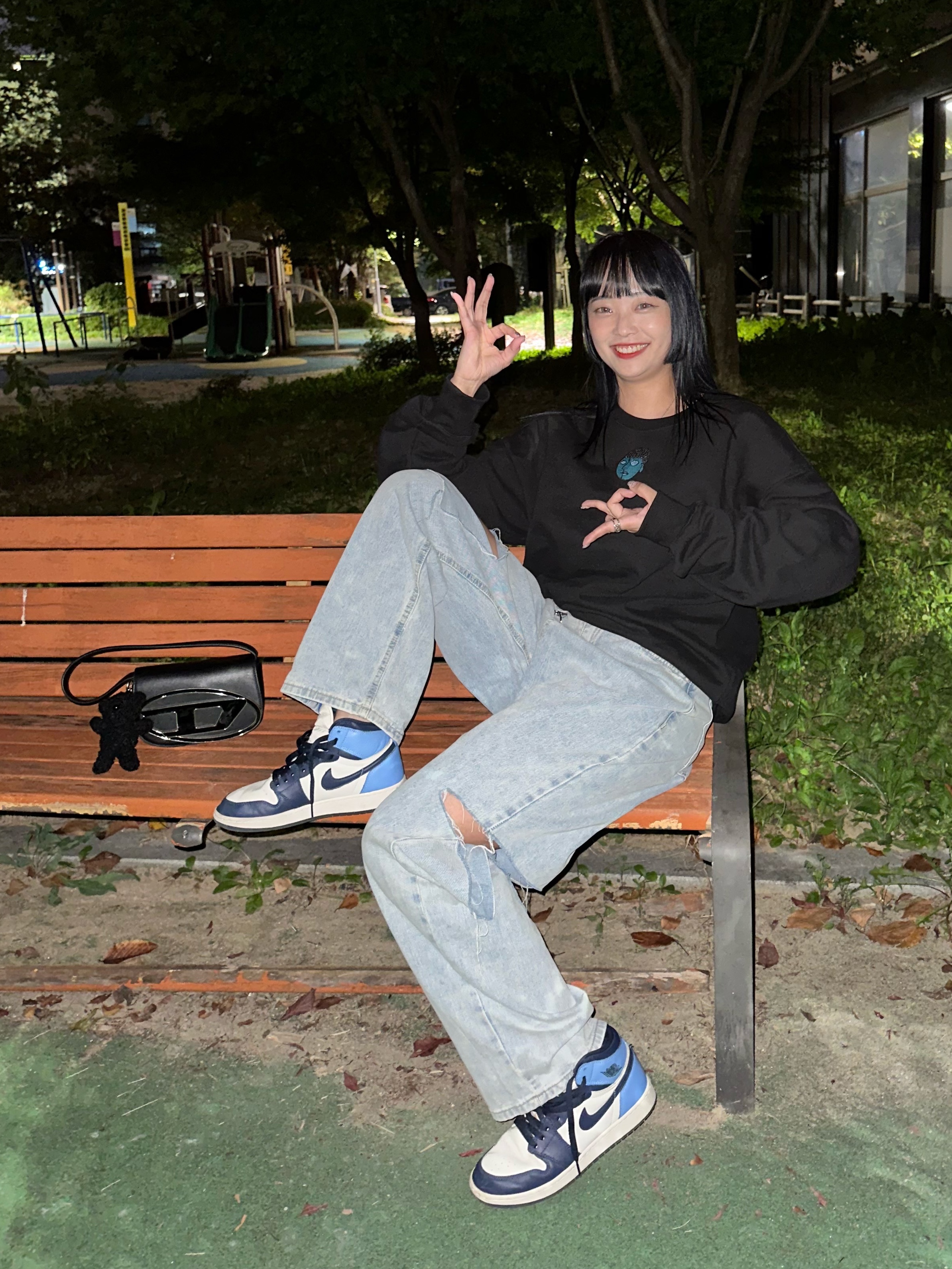 Diesel 1DR Shoulder Bag in Nappa Leather Black, (GS) Jordan 1 Retro High Obsidian UNC 착용 스타일 - 1
