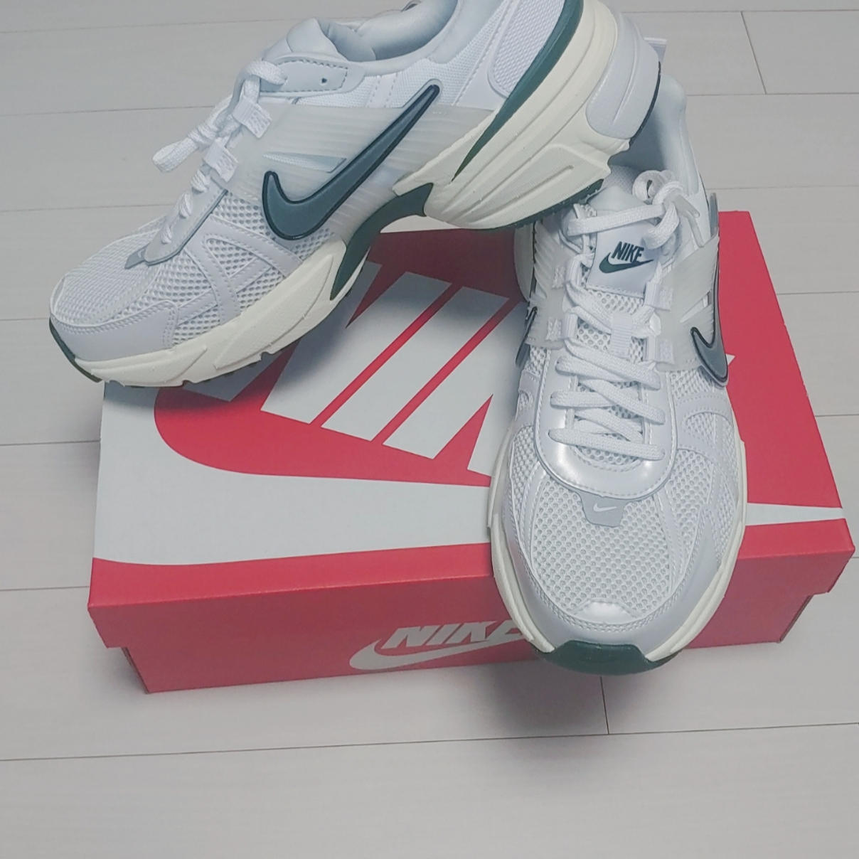 Nike V2K Run White Fir 착용 스타일 - 1