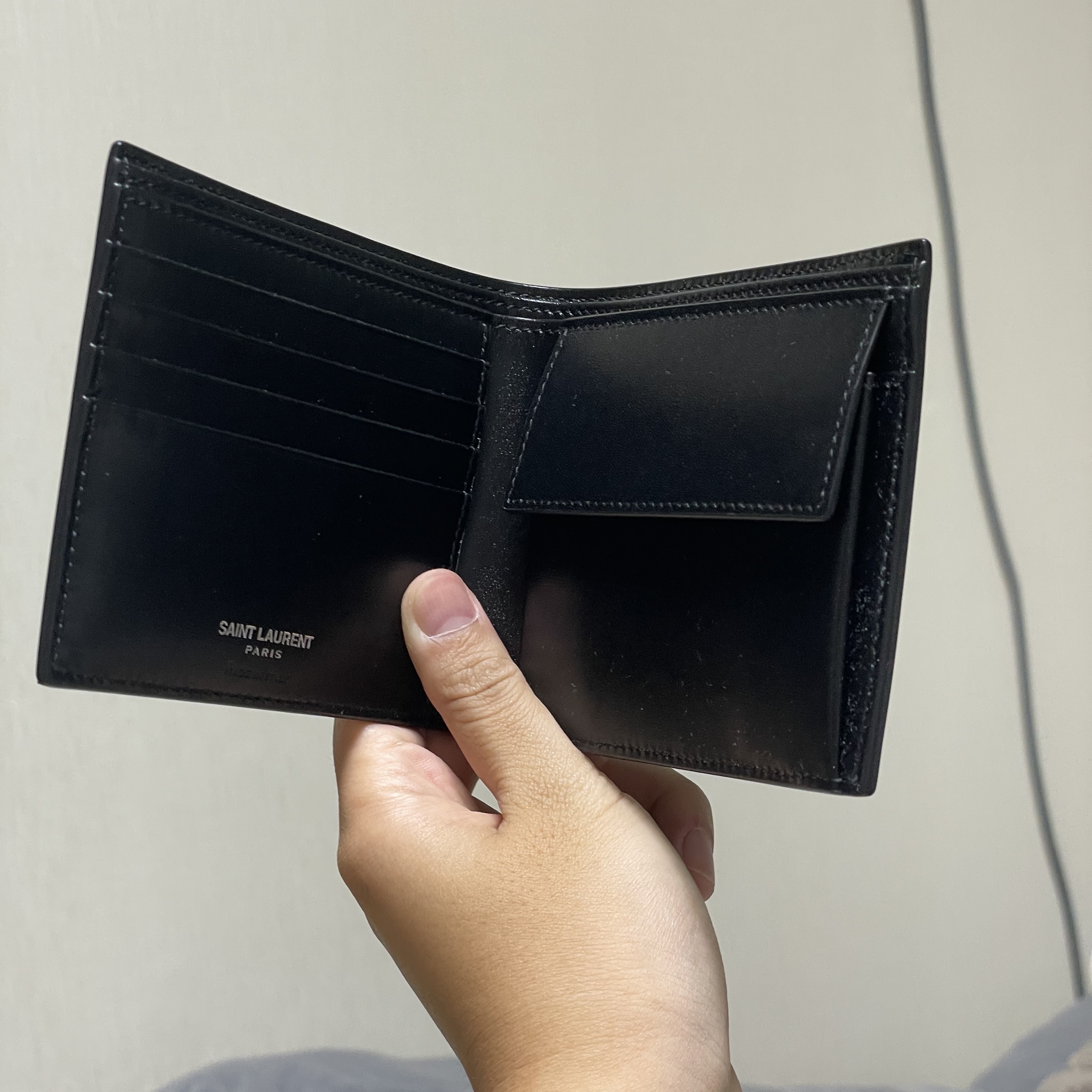Saint Laurent East/West Monogram Wallet in Smooth Leather Black 착용 스타일 - 3