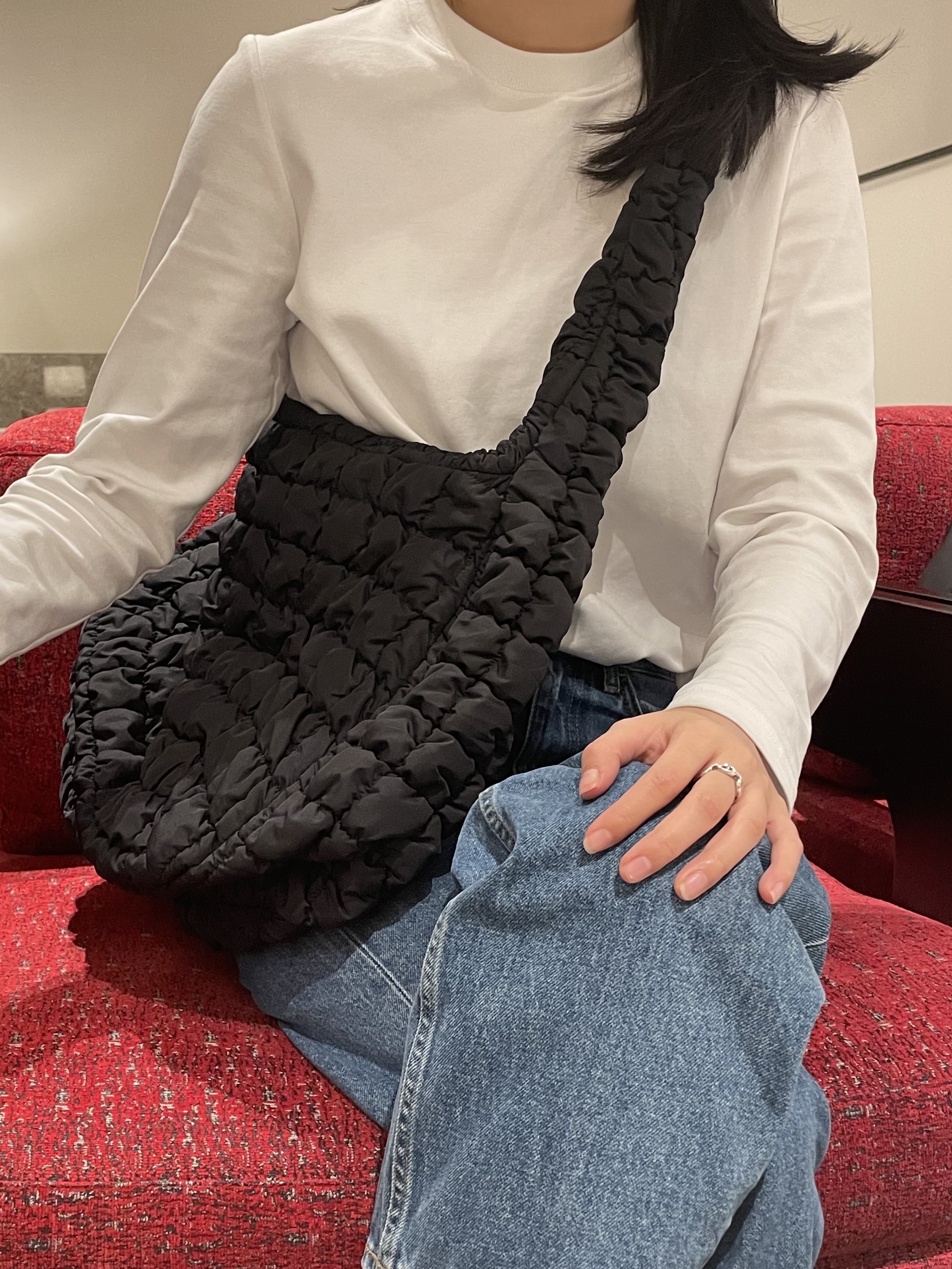 COS Quilted Oversized Shoulder Bag Black 착용 스타일