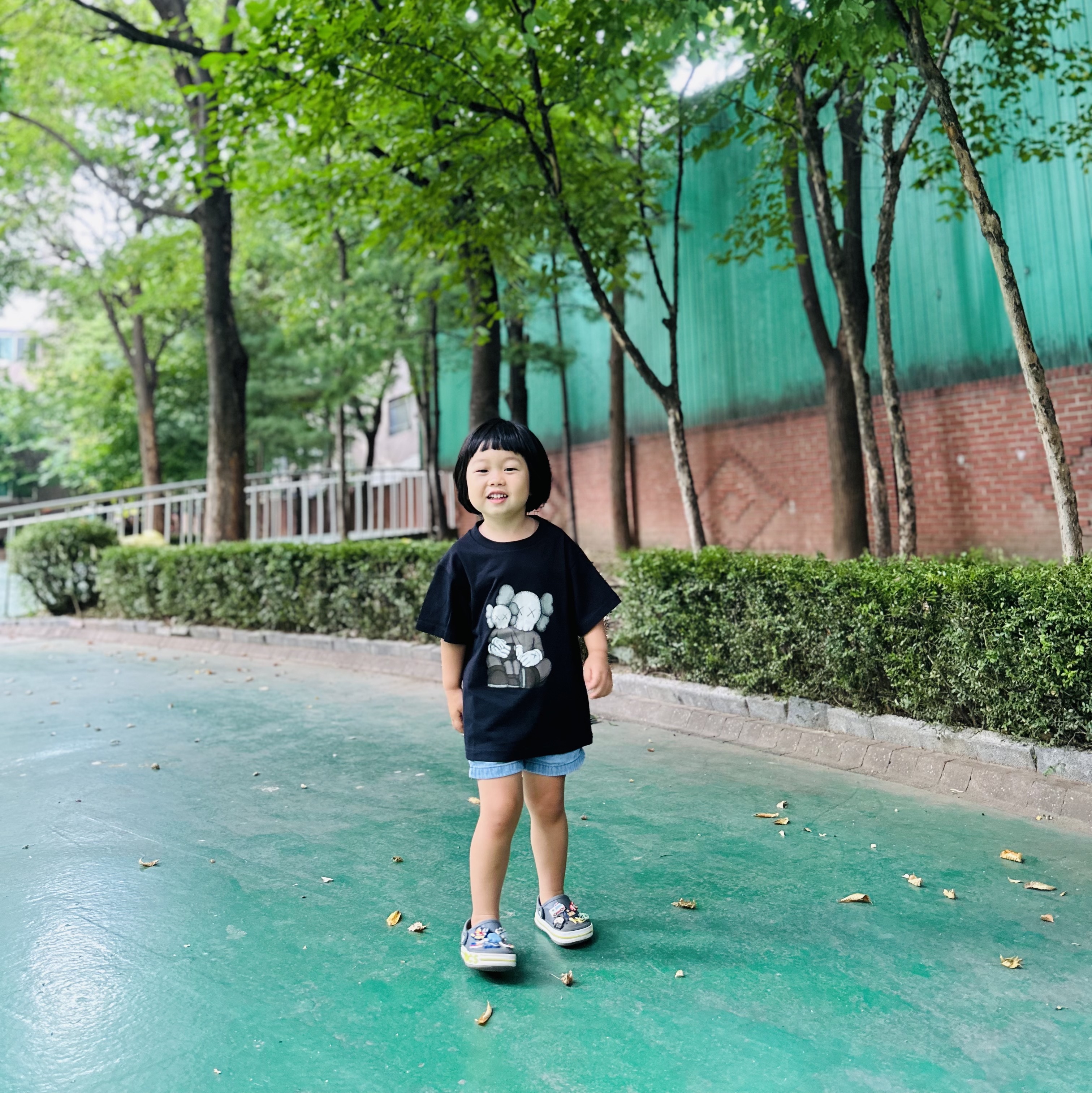 (Kids) Uniqlo UT x Kaws Short Sleeve Graphic T-Shirt Black, (Kids) Crocs Bayaband Clog Slate Grey Lime Punch 착용 스타일 - 2