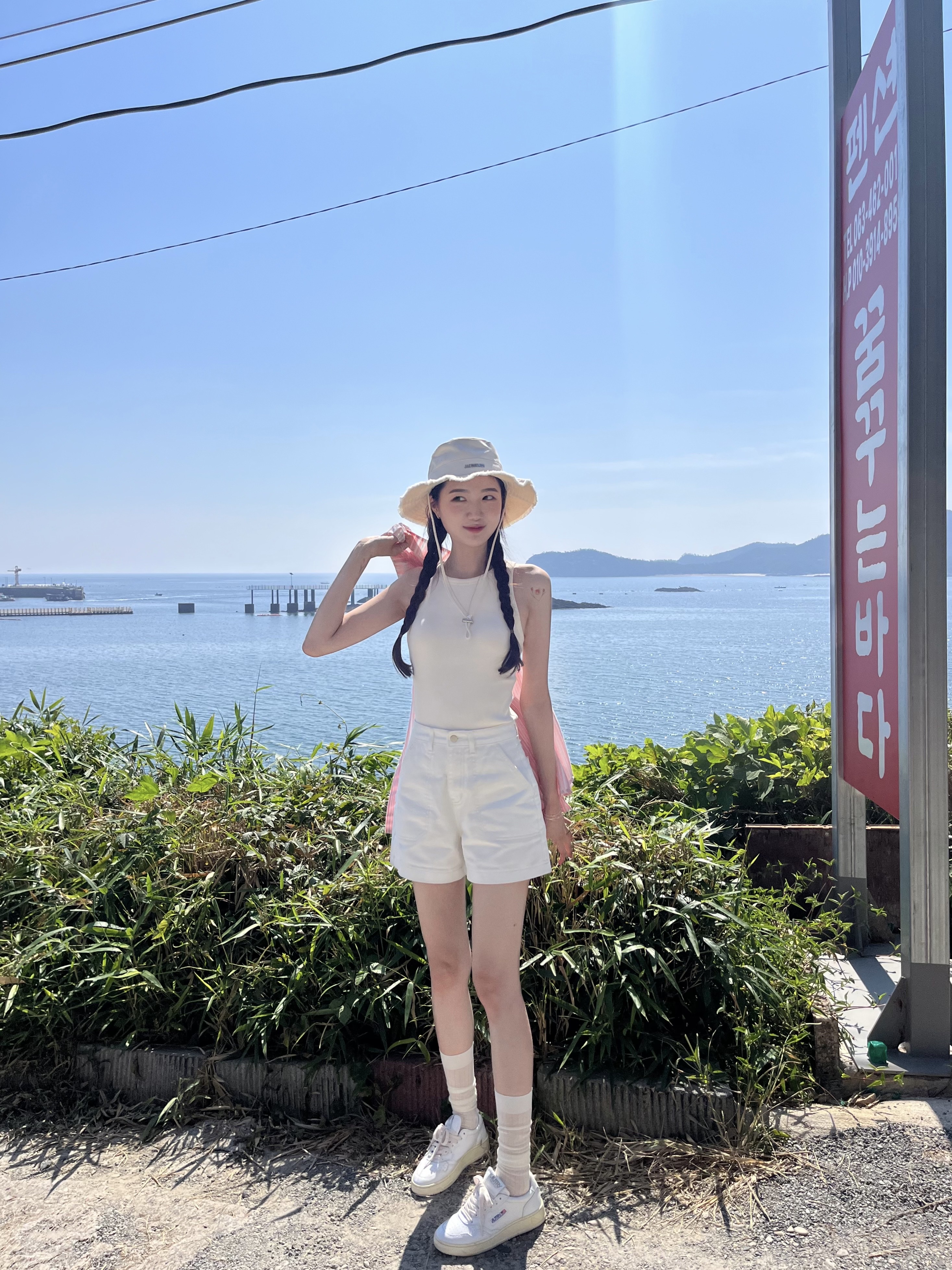 Jacquemus Le Bob Artichaut Bucket Hat Off White, (W) Autry Medalist Low Leather Sneakers White 착용 스타일 - 3