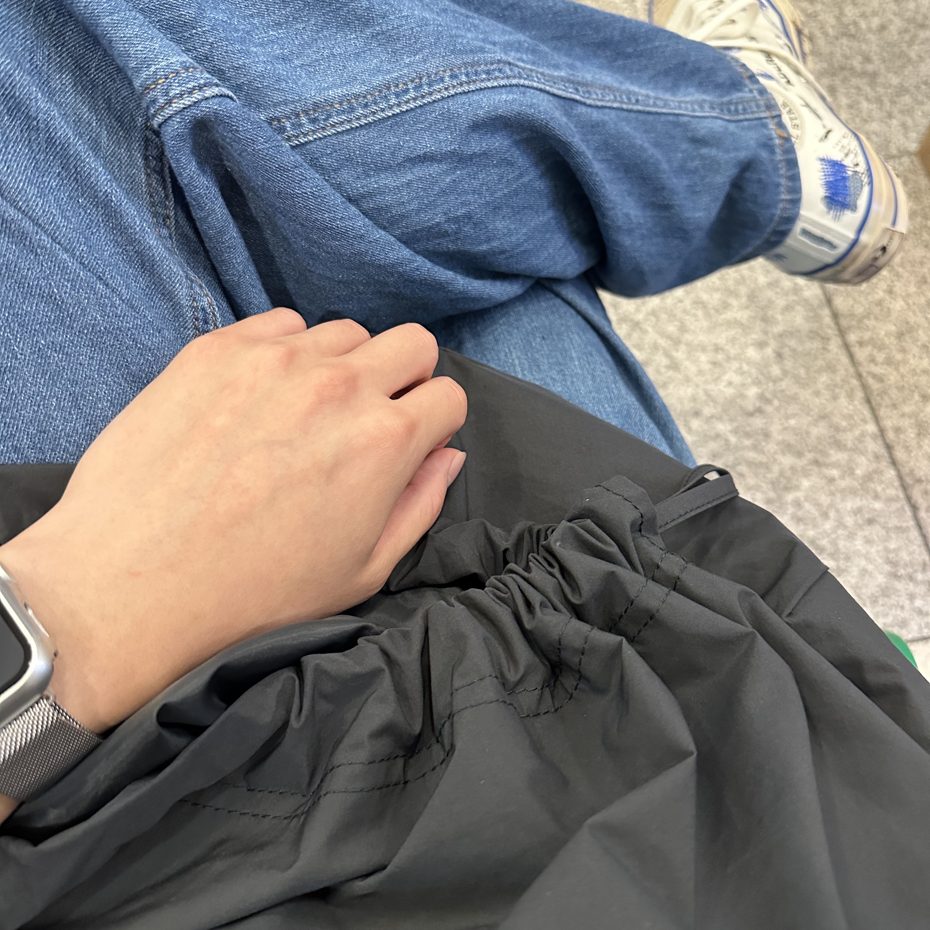 Converse x Ader Error Chuck 70 High White, Uniqlo U Drawstring Shoulder Bag Black 착용 스타일