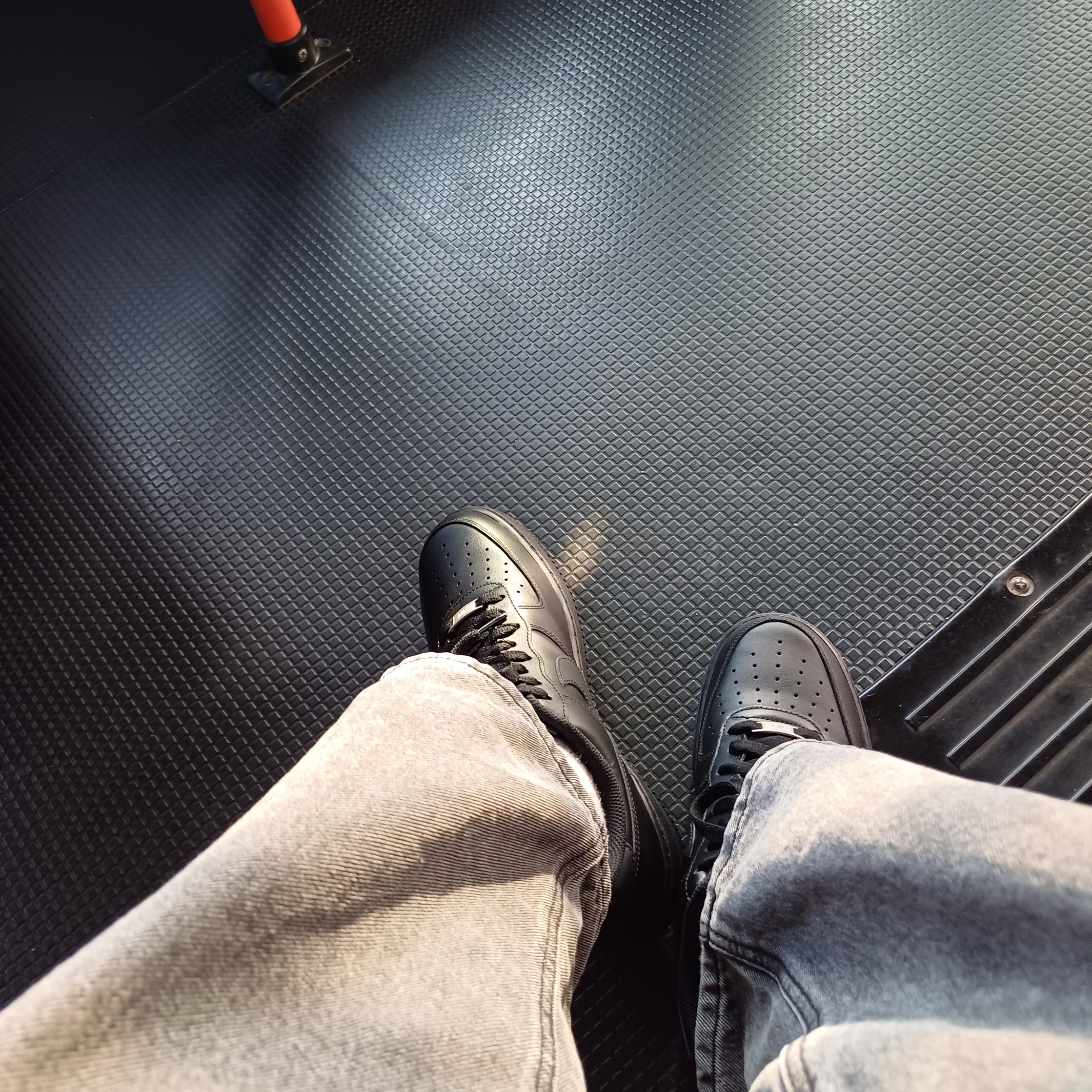 Nike Air Force 1 '07 Low Triple Black 착용 스타일