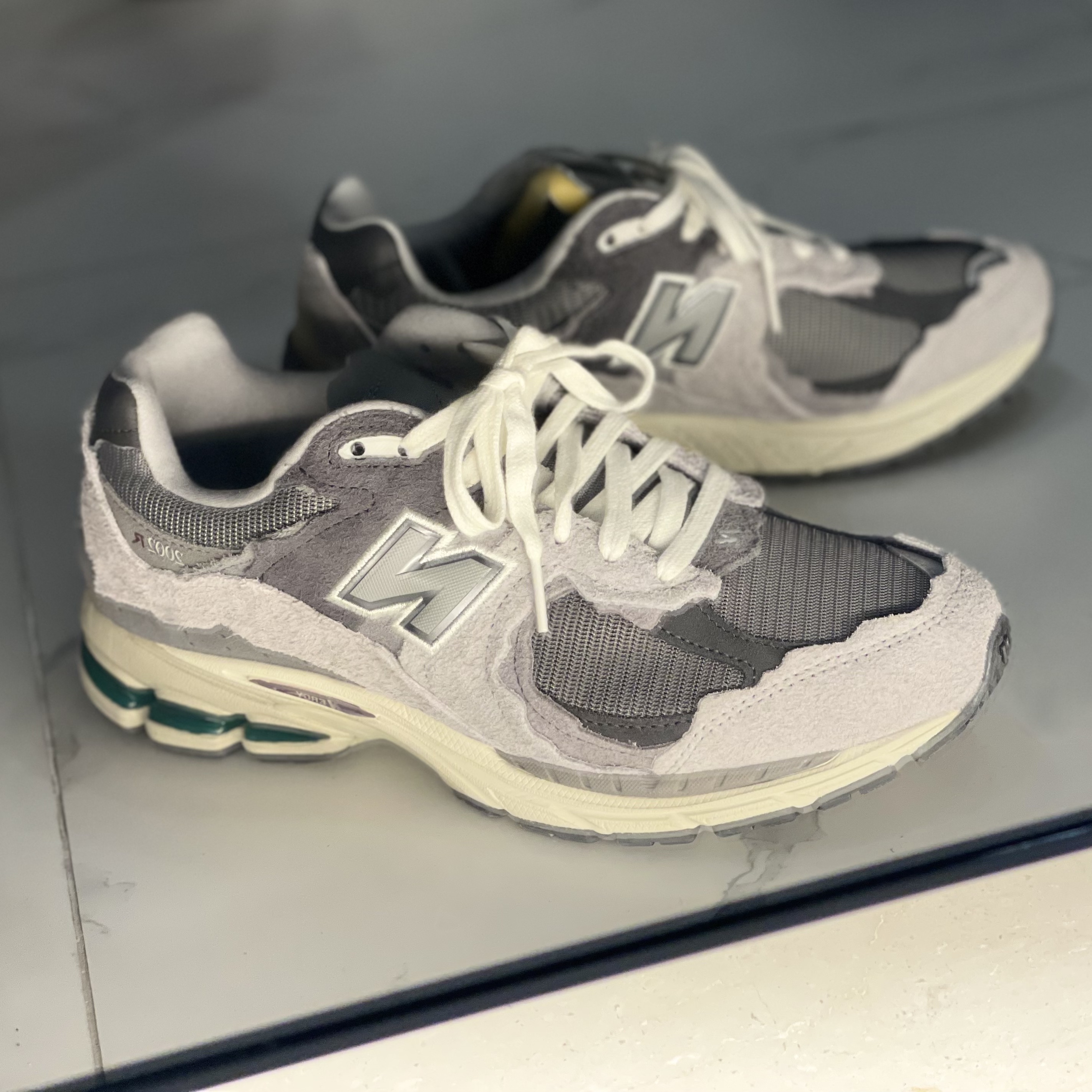 New Balance 2002R Protection Pack Rain Cloud 착용 스타일