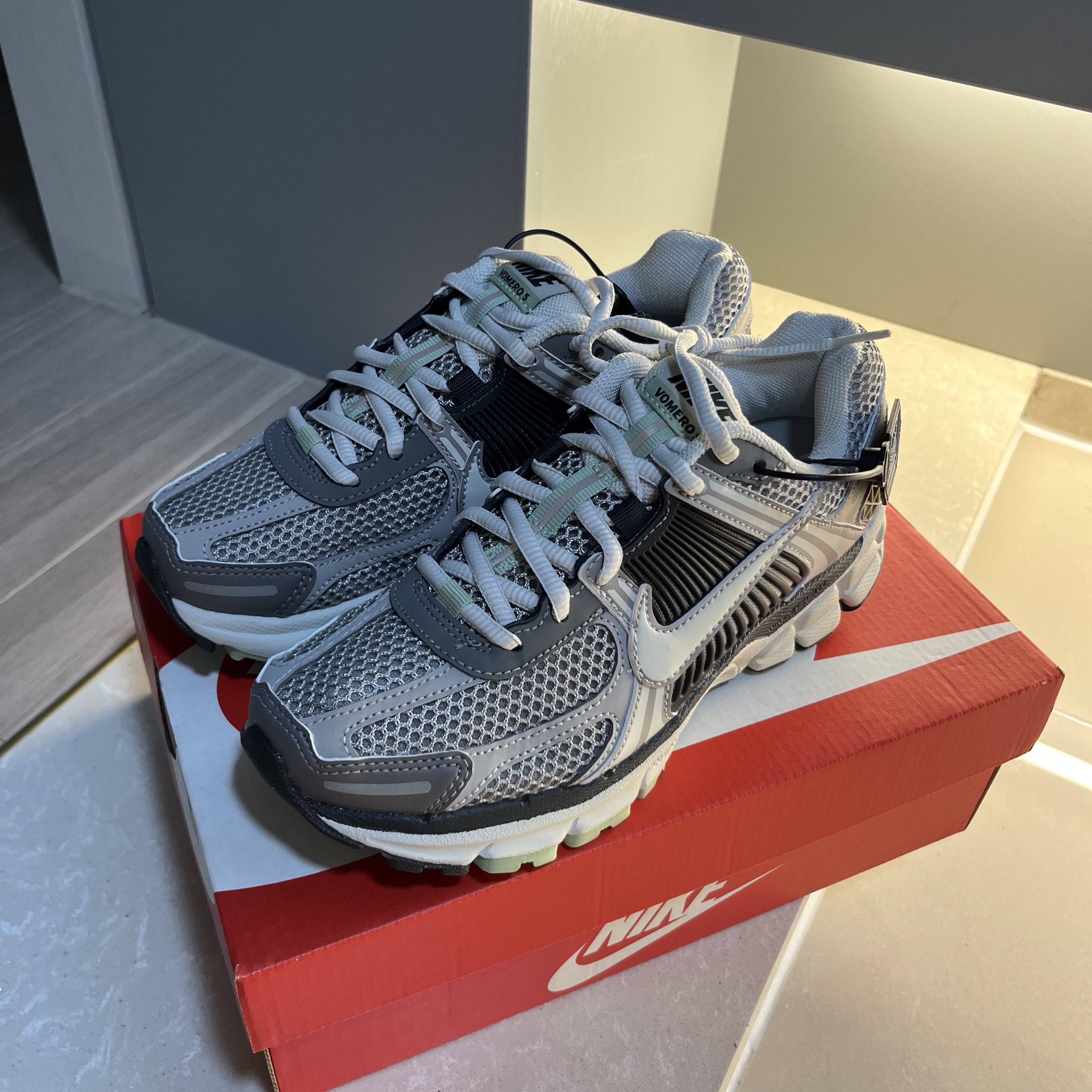 (W) Nike Zoom Vomero 5 Cobblestone and Flat Pewter 착용 스타일 - 2