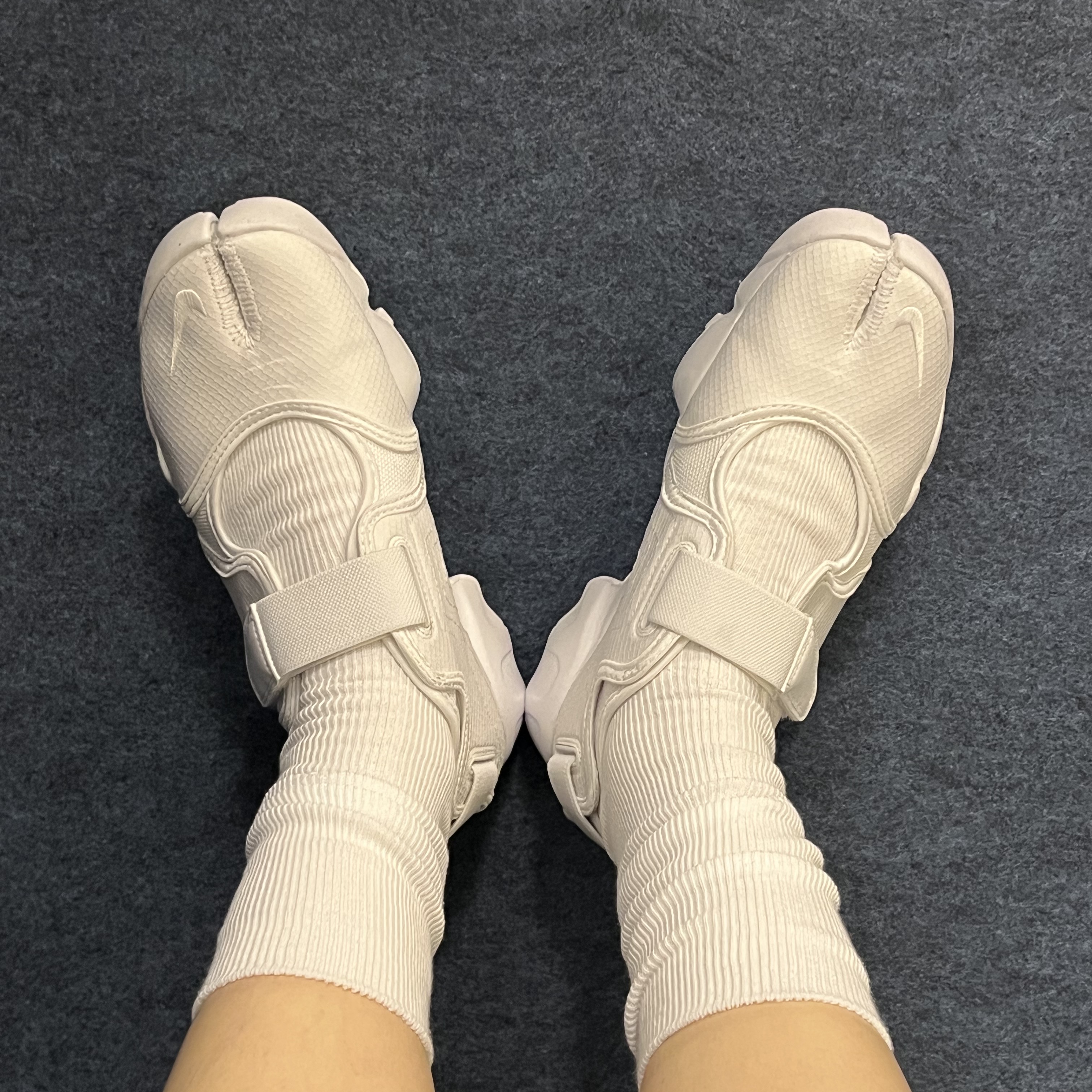 (W) Nike Air Rift Breathe White, (W) Vivienne Westwood One Point Orb Plain High Socks White 착용 스타일 - 1
