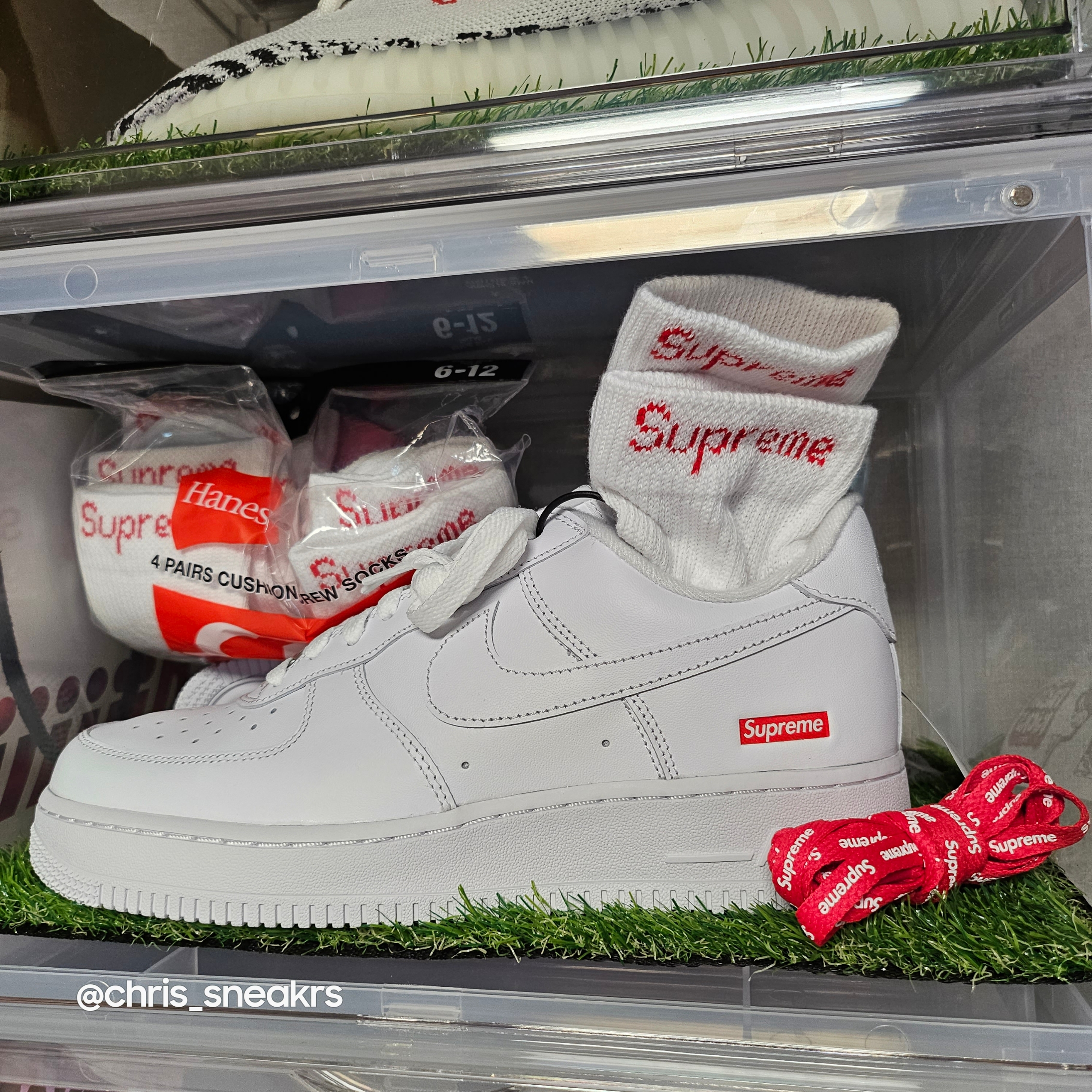 Nike x Supreme Air Force 1 Low White, Supreme Hanes Crew Socks White (4 Pack) 착용 스타일 - 1