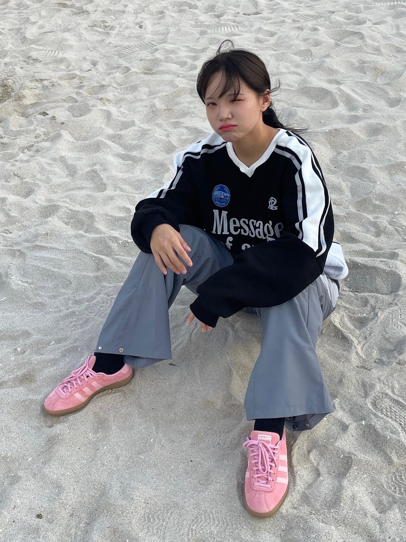 Adidas Bermuda Glow Pink 착용 스타일 - 4