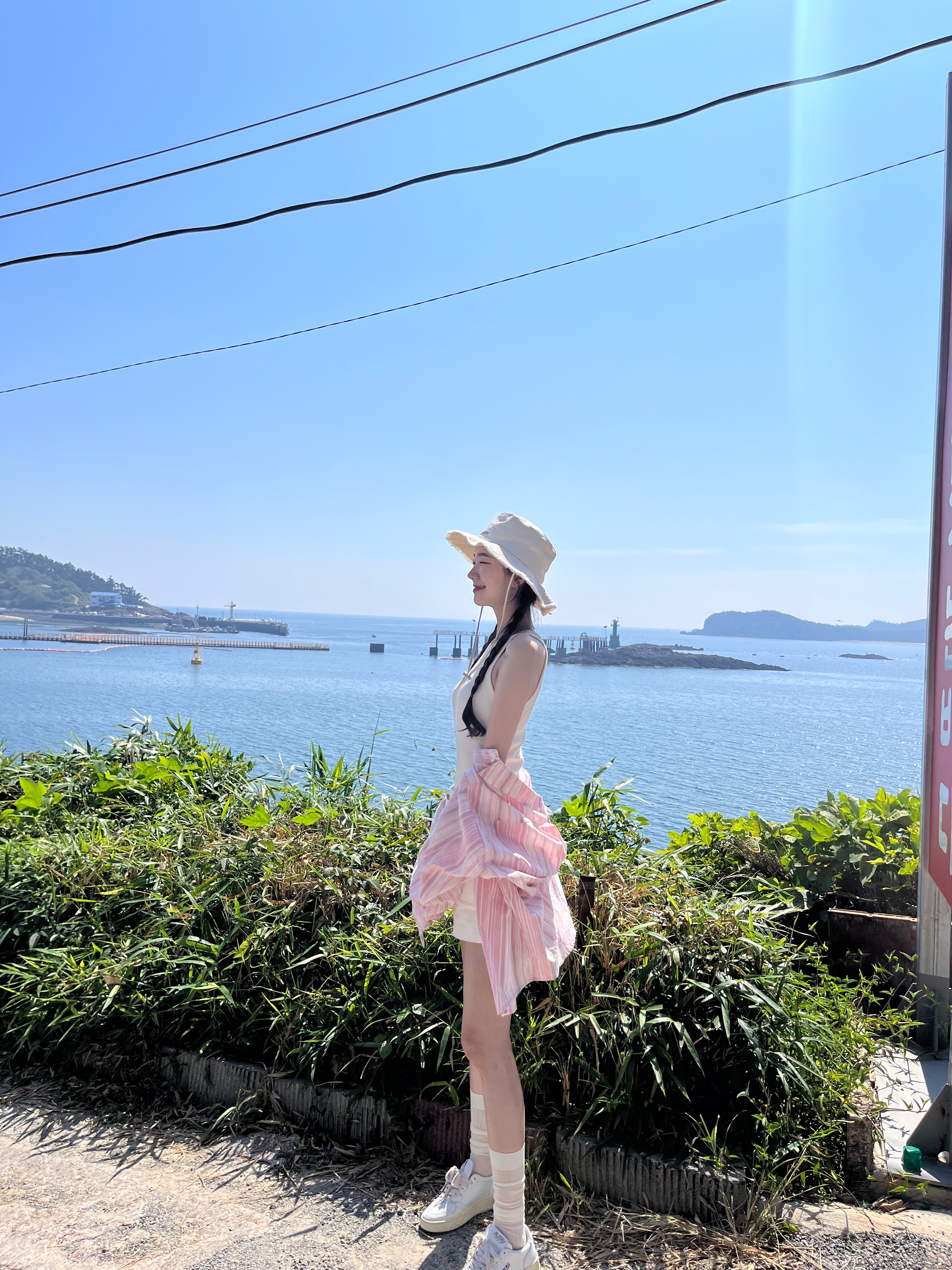 Jacquemus Le Bob Artichaut Bucket Hat Off White, (W) Autry Medalist Low Leather Sneakers White 착용 스타일 - 2