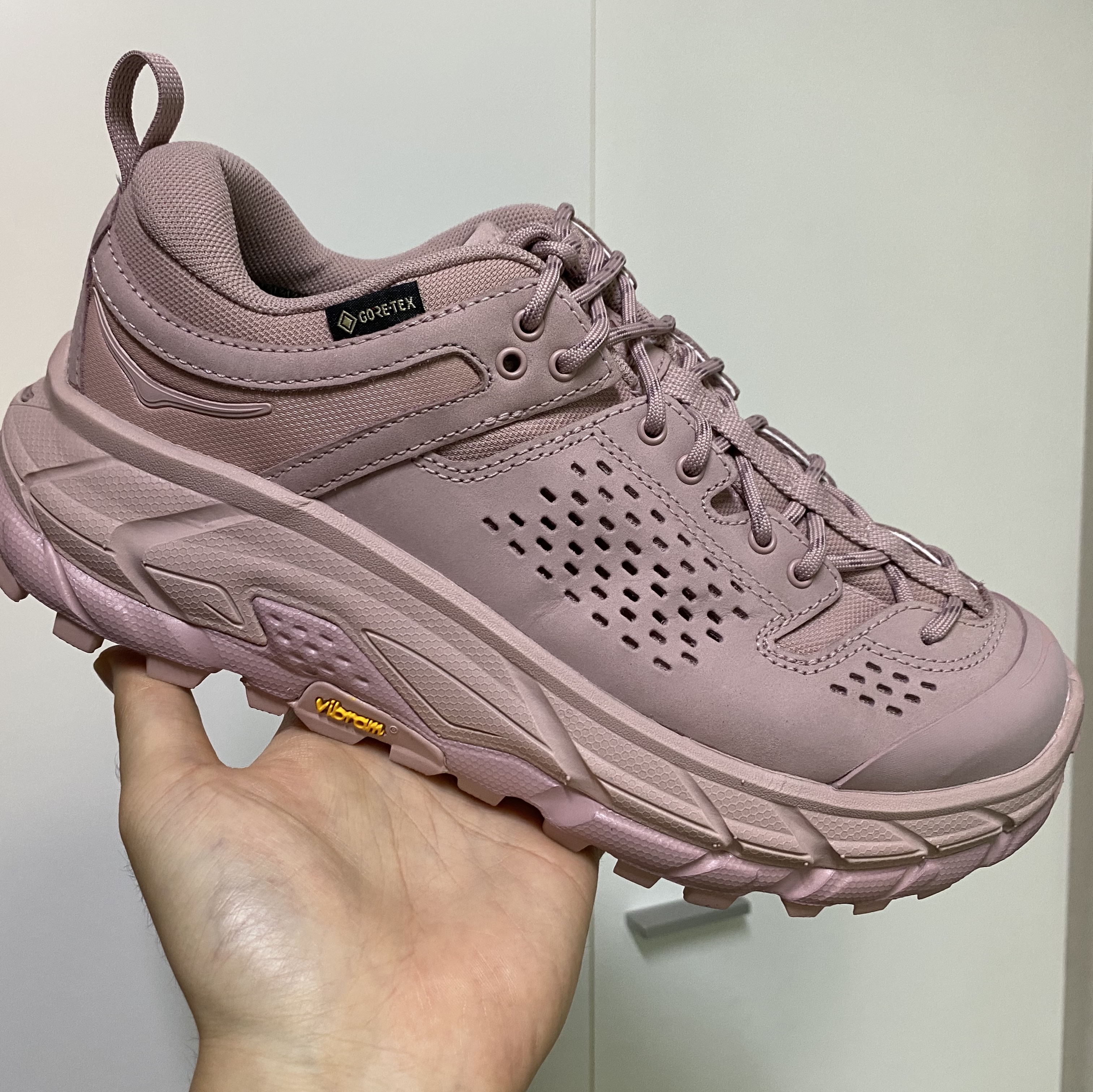 Hoka Tor Ultra Low Pale Mauve 착용 스타일