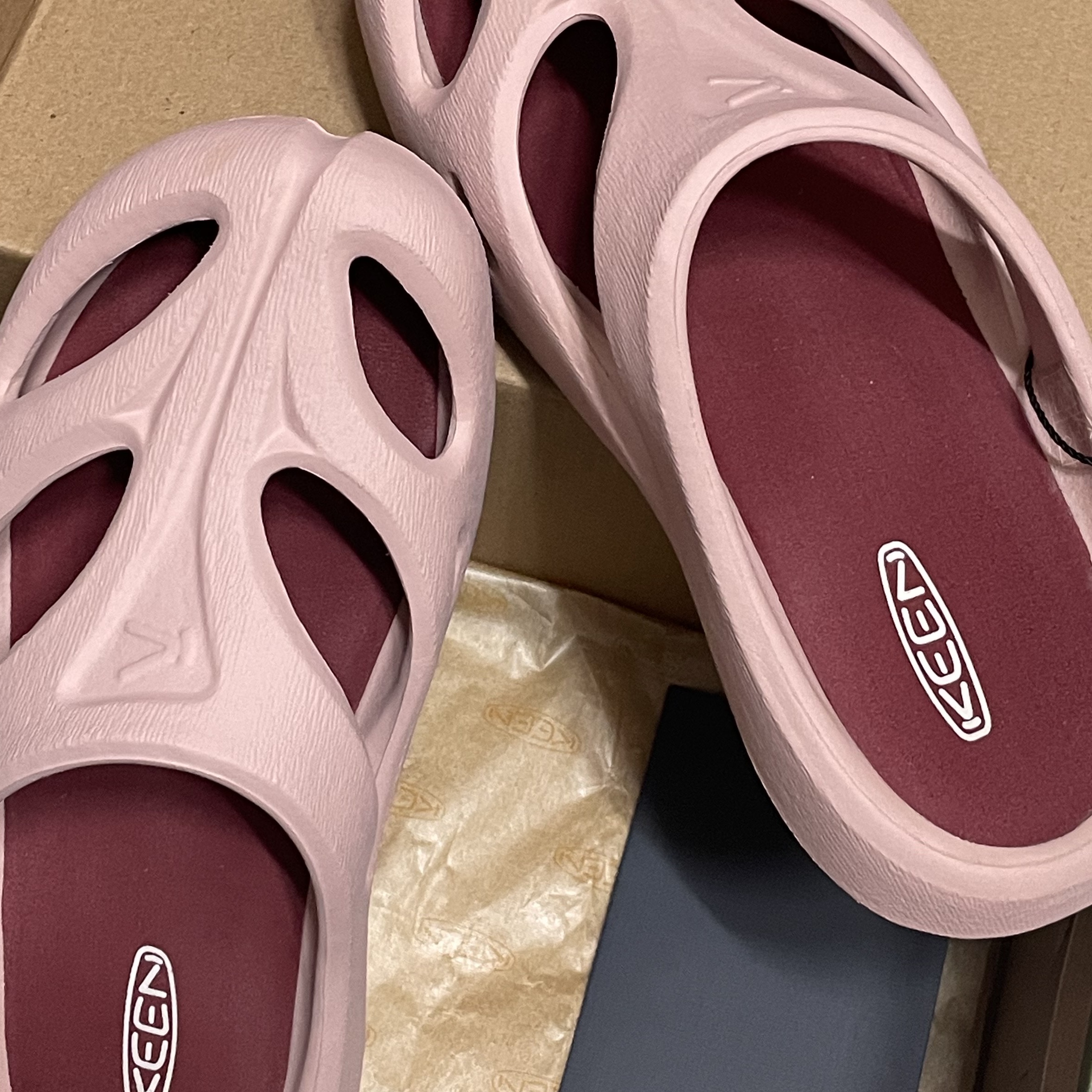 (W) Keen Shanti Fawn Merlot 착용 스타일 - 2