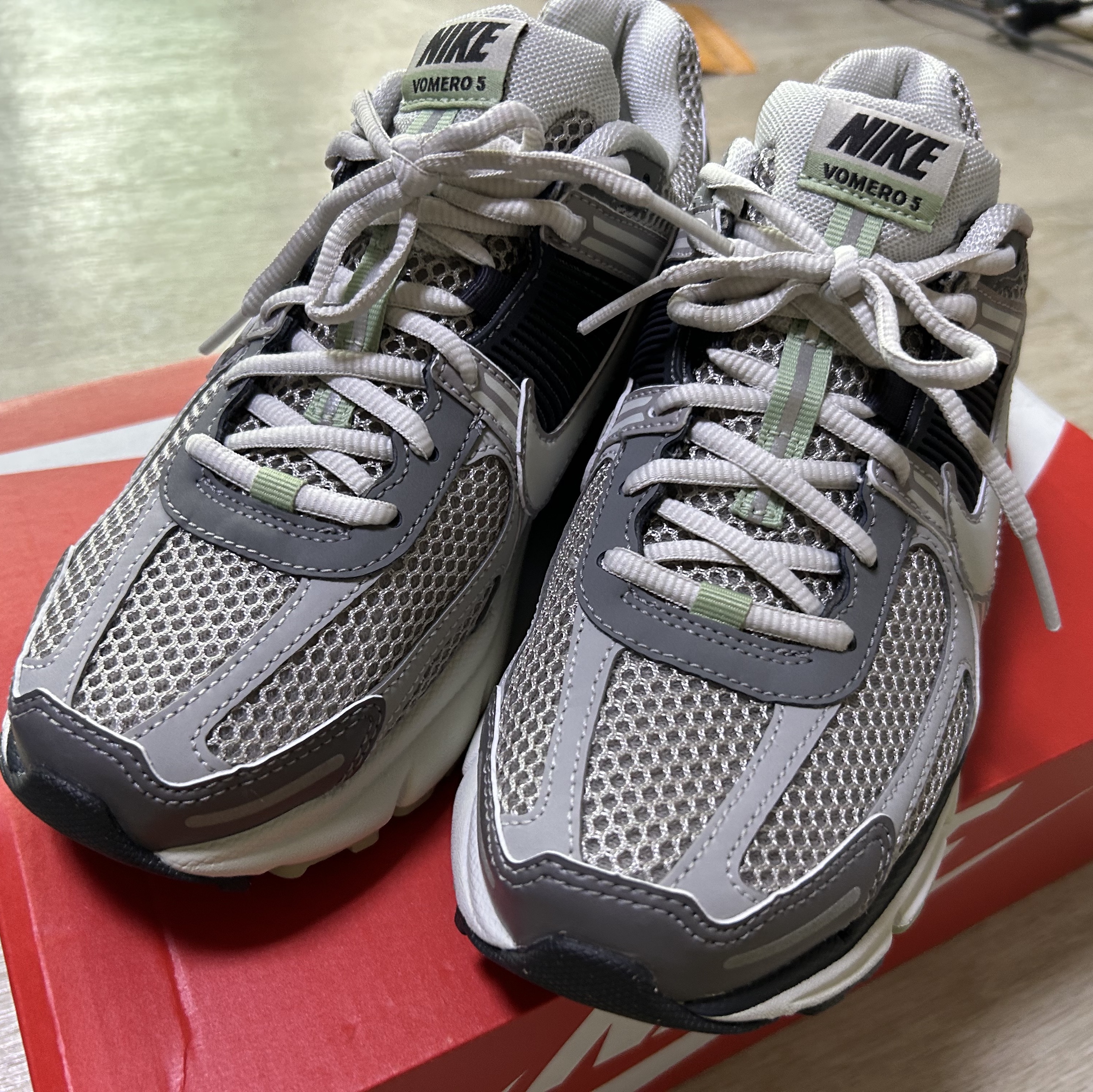 Nike Zoom Vomero 5 Light Bone and Black 착용 스타일