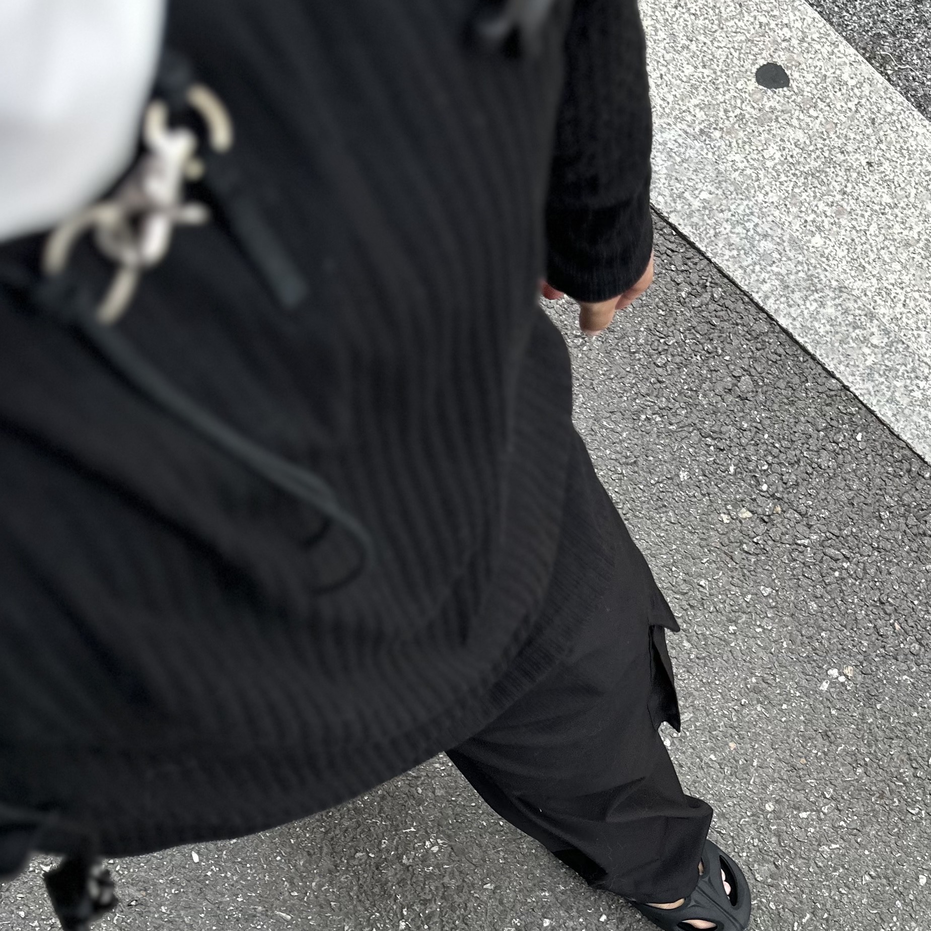 Our Legacy Ladon Leather Keychain Black 착용 스타일 - 1