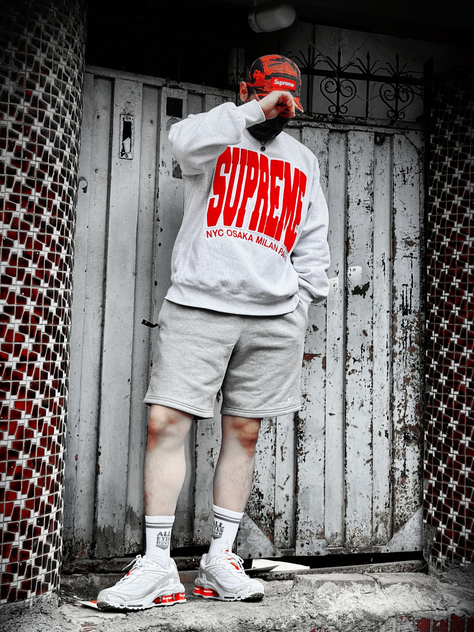 Supreme Military Camp Cap Red Camo - 23SS, Supreme Cities Arc Crewneck Ash Grey - 21FW 착용 스타일 - 2