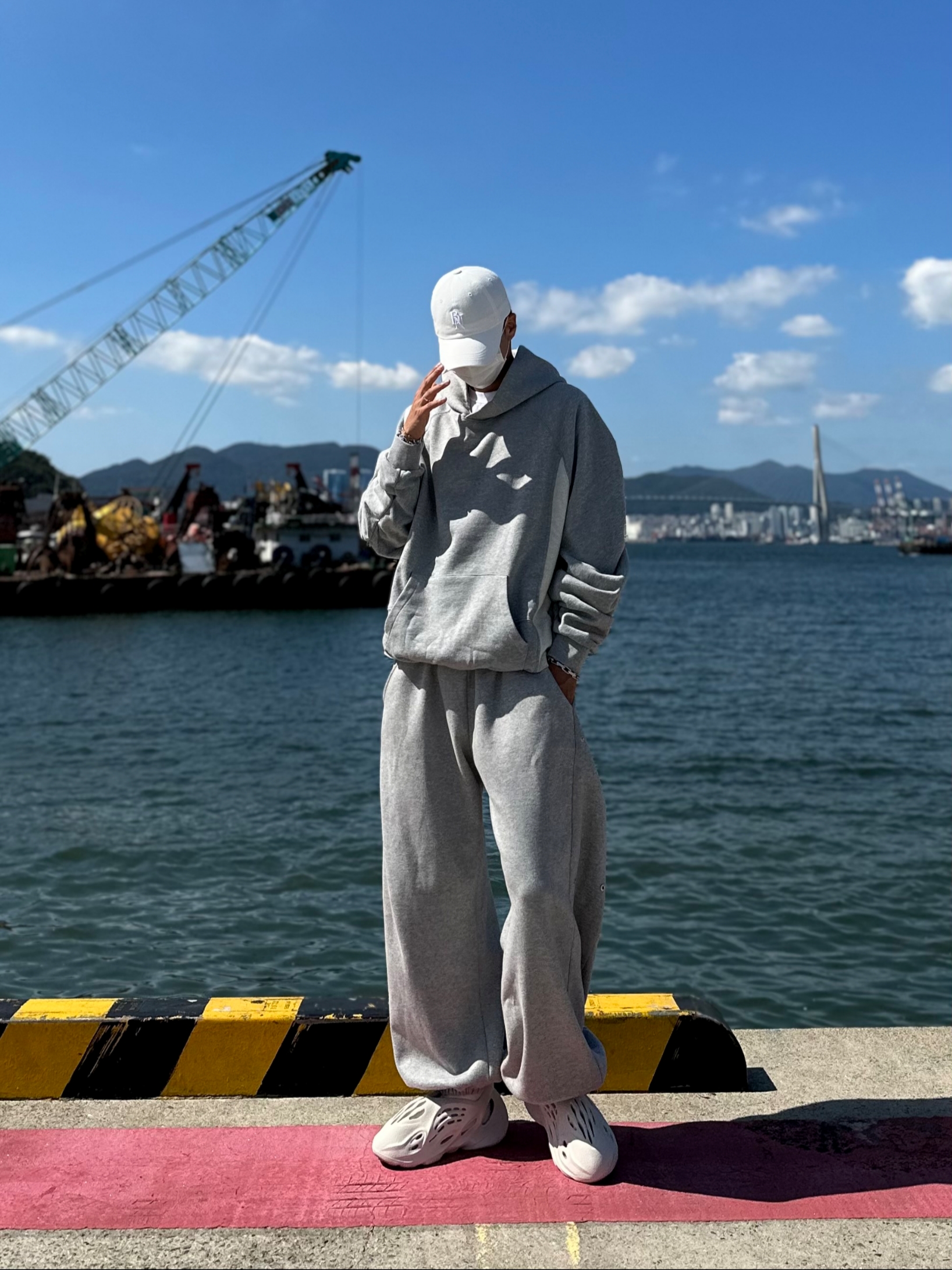 Adidas Yeezy Foam RNNR Sand 착용 스타일 - 4