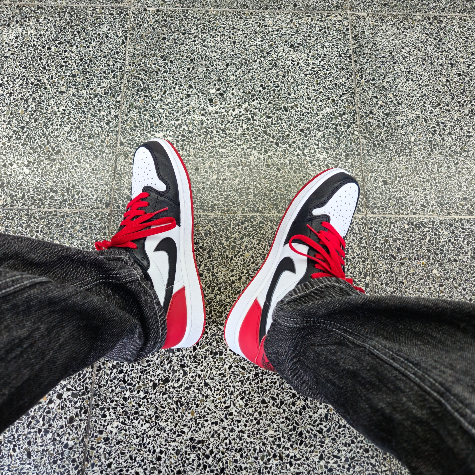 Jordan 1 Retro Low OG Black Toe 착용 스타일 - 2