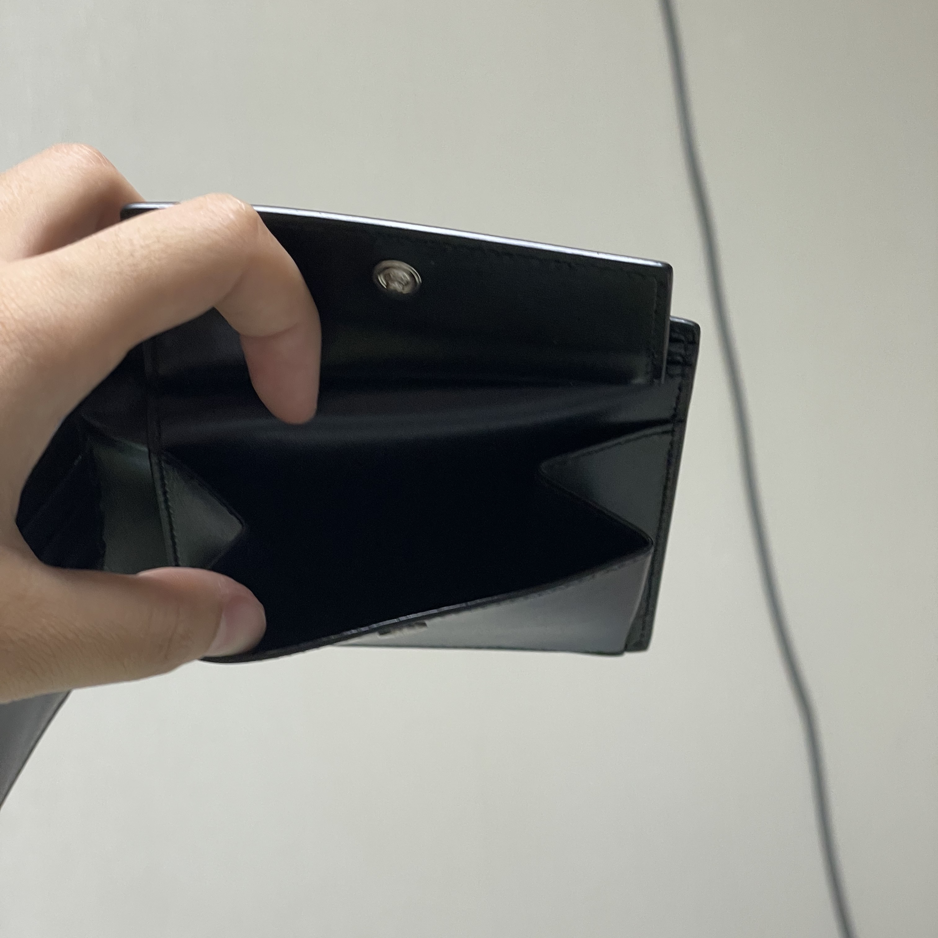 Saint Laurent East/West Monogram Wallet in Smooth Leather Black 착용 스타일 - 4