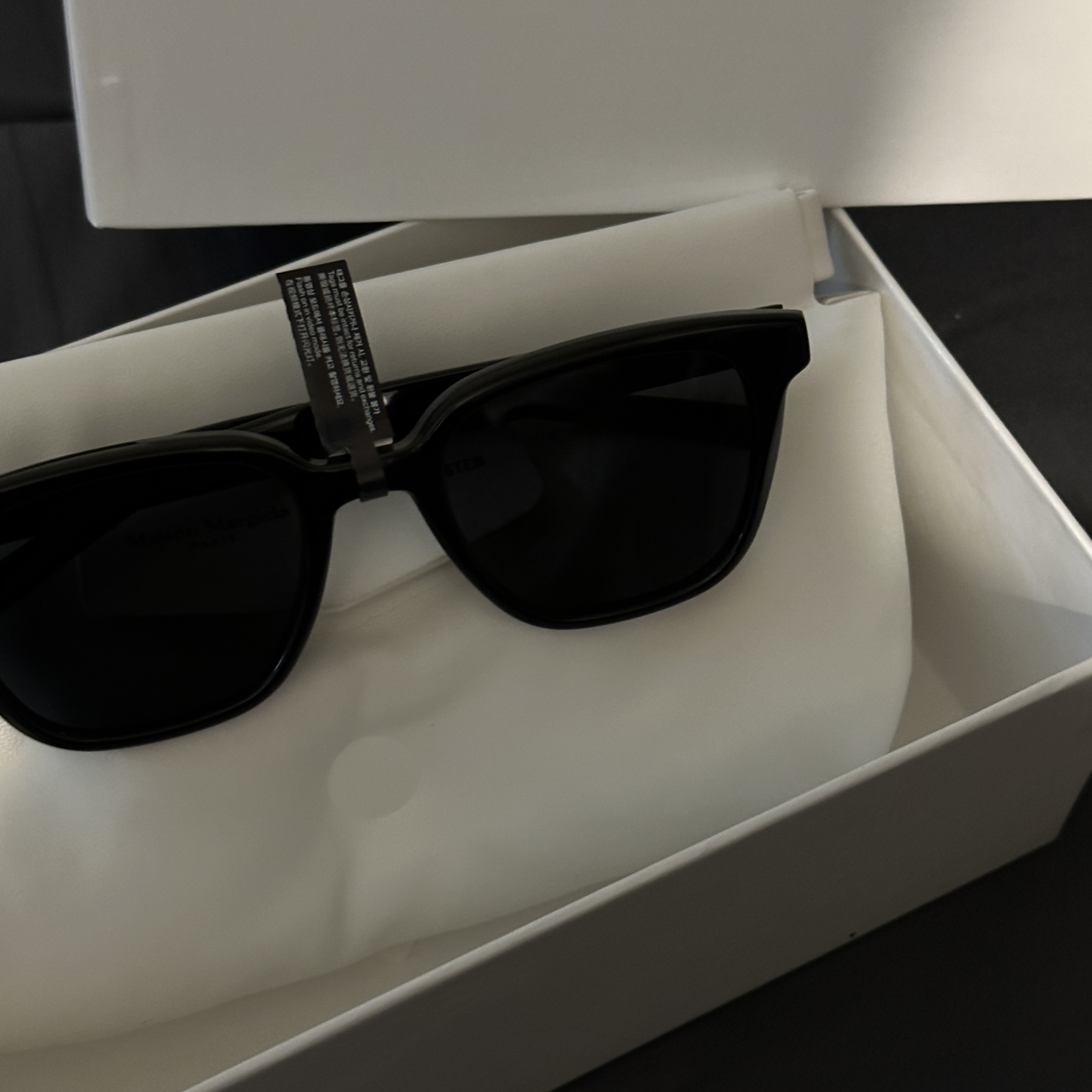 Gentle Monster x Maison Margiela MM007 Black Black 착용 스타일 - 2