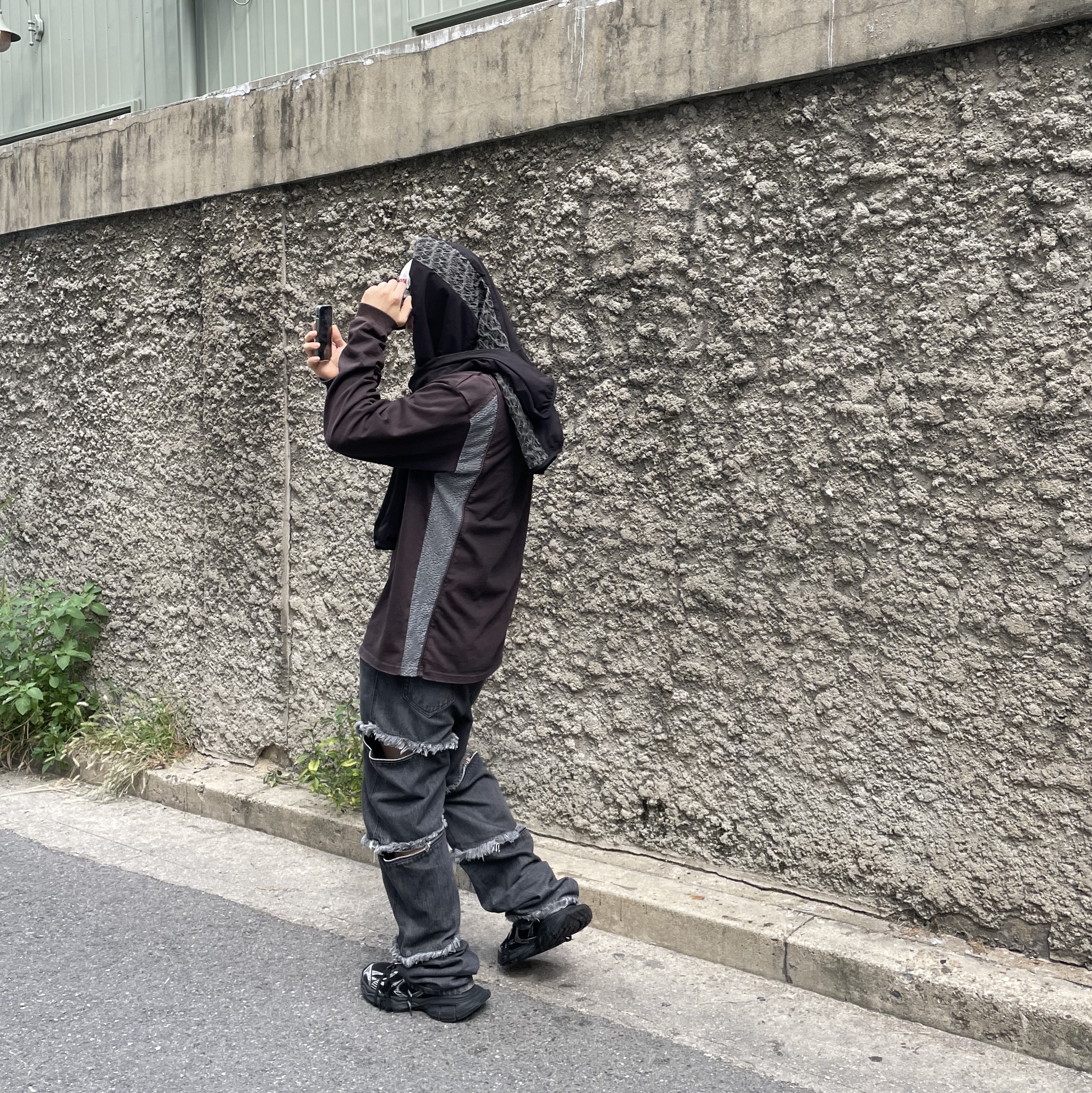 Balenciaga 3XL Sneakers Black White, Xlim Xldia 01 Sleeve Charcoal 착용 스타일 - 2
