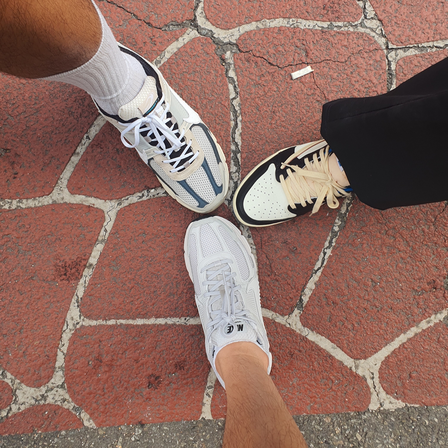 Nike Zoom Vomero 5 SP Vast Grey 2023, Jordan 1 x Travis Scott x Fragment Retro Low OG SP Military Blue 착용 스타일