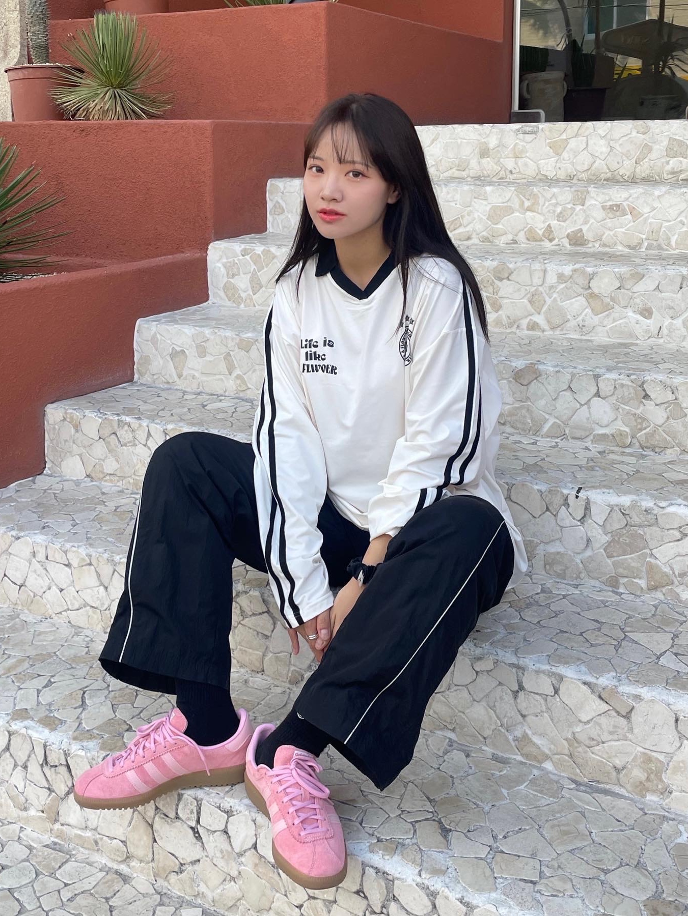 Adidas Bermuda Glow Pink 착용 스타일 - 3