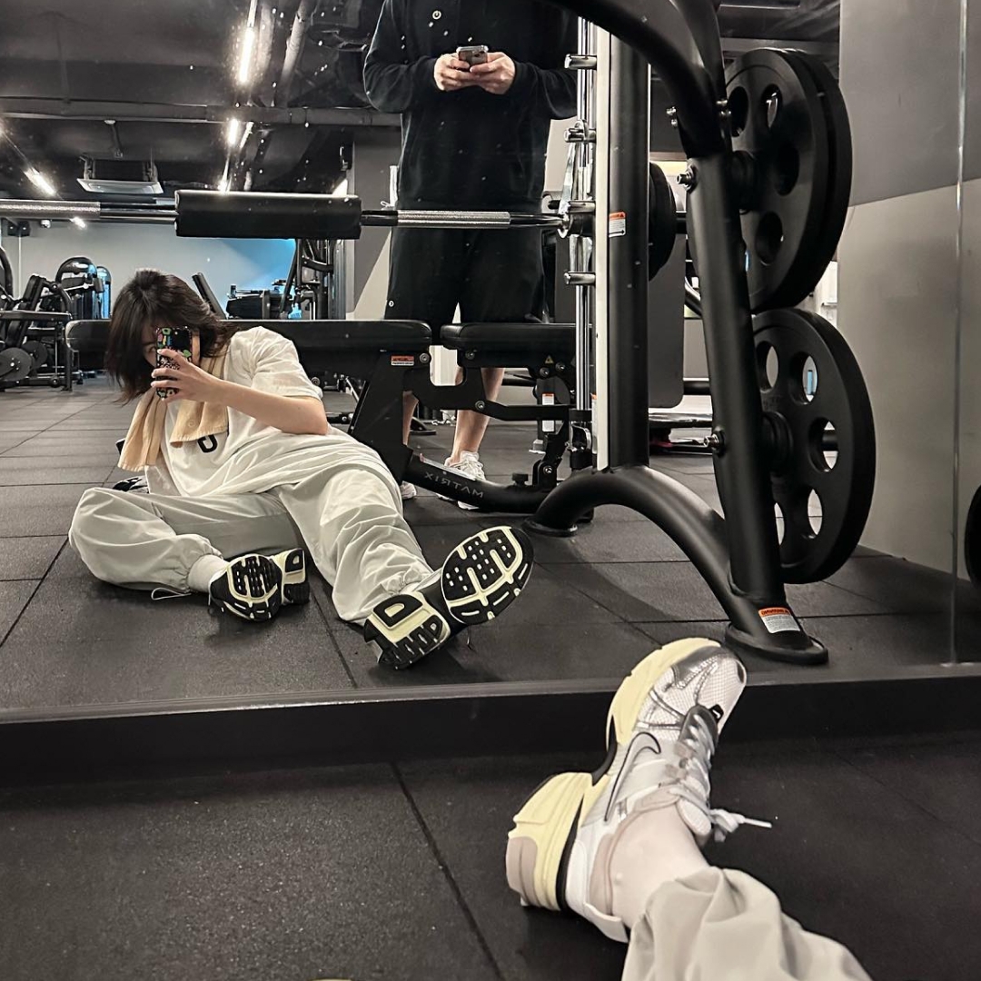 Nike V2K Run Summit White Metallic Silver 착용 스타일 - 2