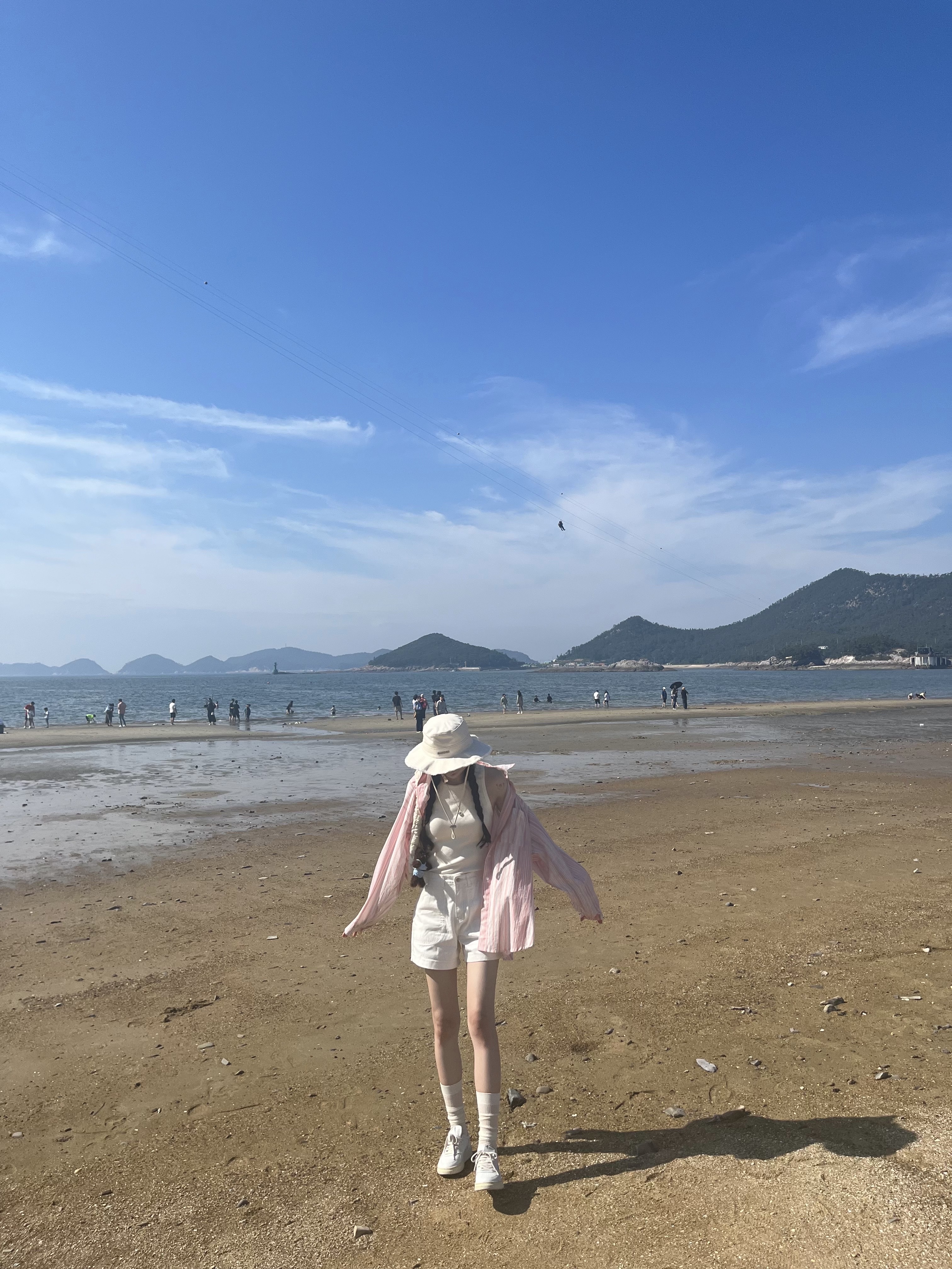Jacquemus Le Bob Artichaut Bucket Hat Off White, (W) Autry Medalist Low Leather Sneakers White 착용 스타일 - 4