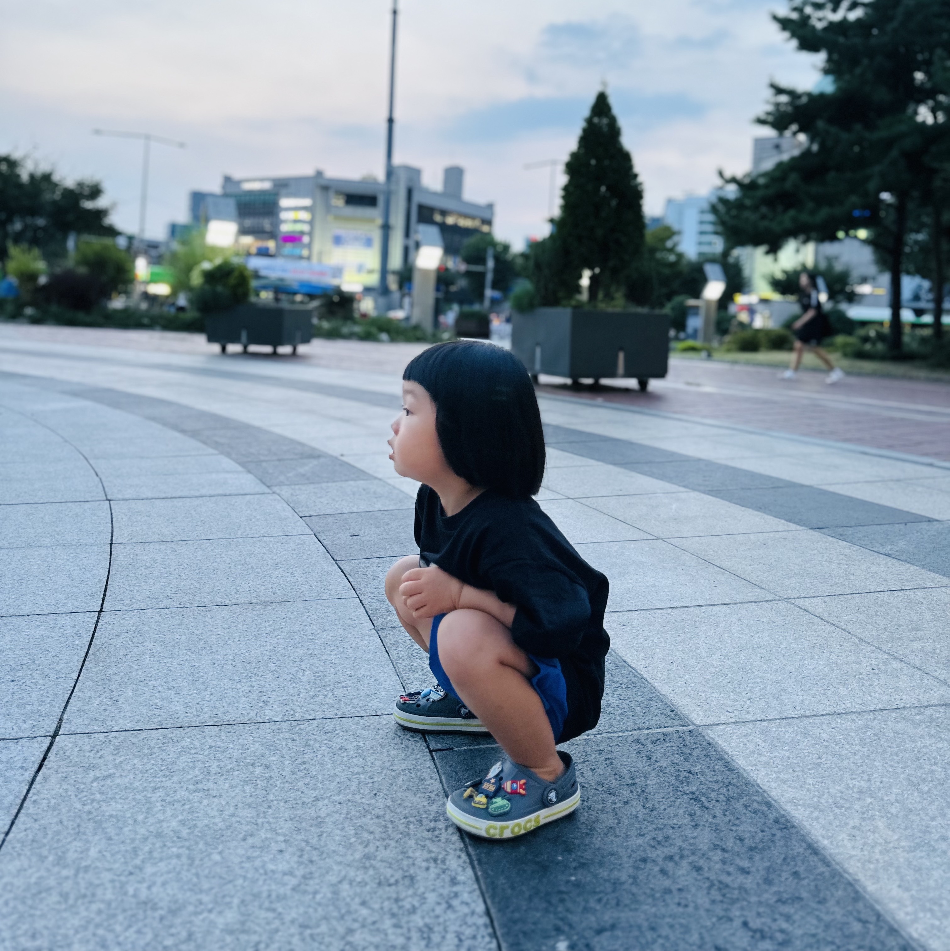 (Kids) Uniqlo UT x Kaws Short Sleeve Graphic T-Shirt Black, (Kids) Crocs Bayaband Clog Slate Grey Lime Punch 착용 스타일 - 2