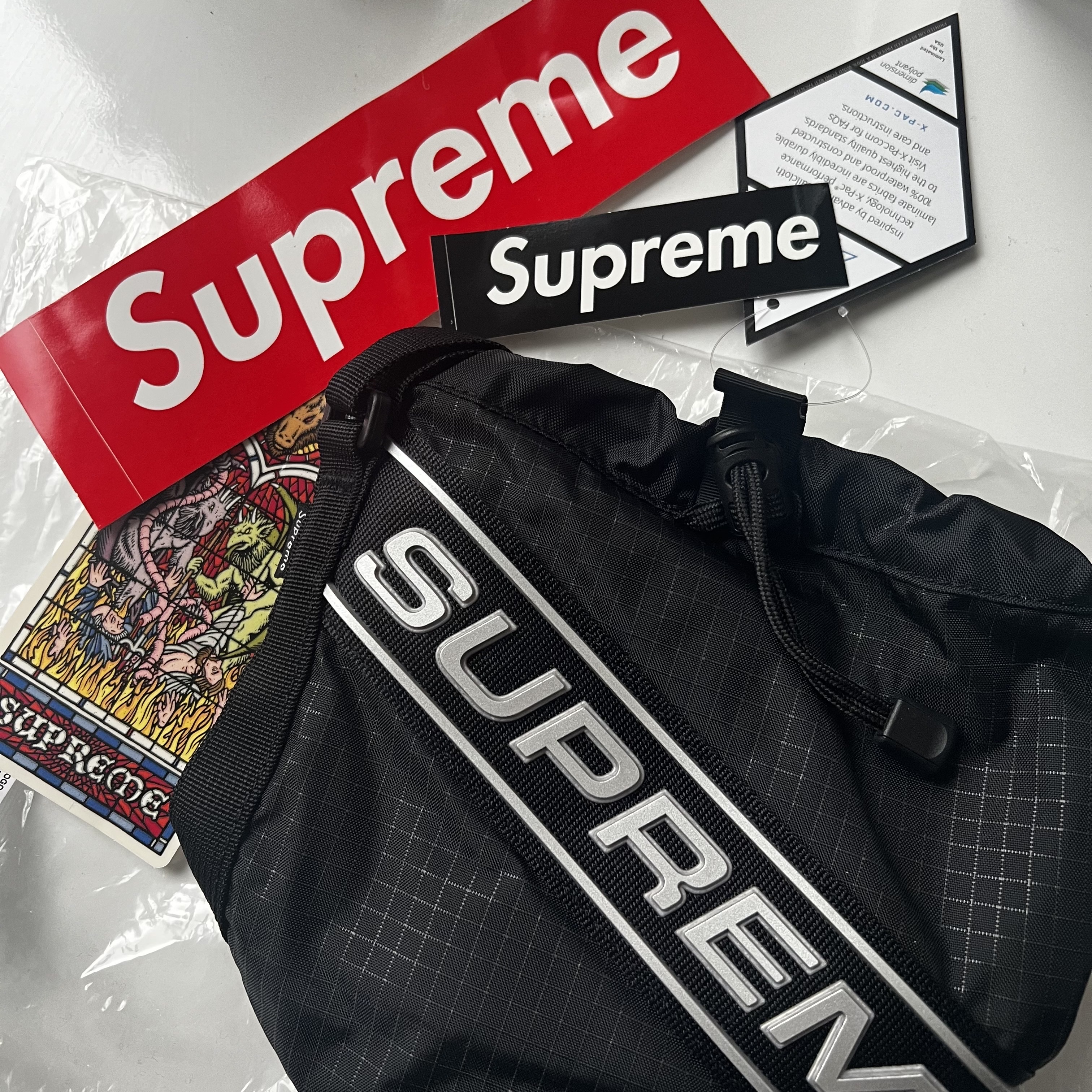 Supreme Small Cinch Pouch Black - 23FW 착용 스타일