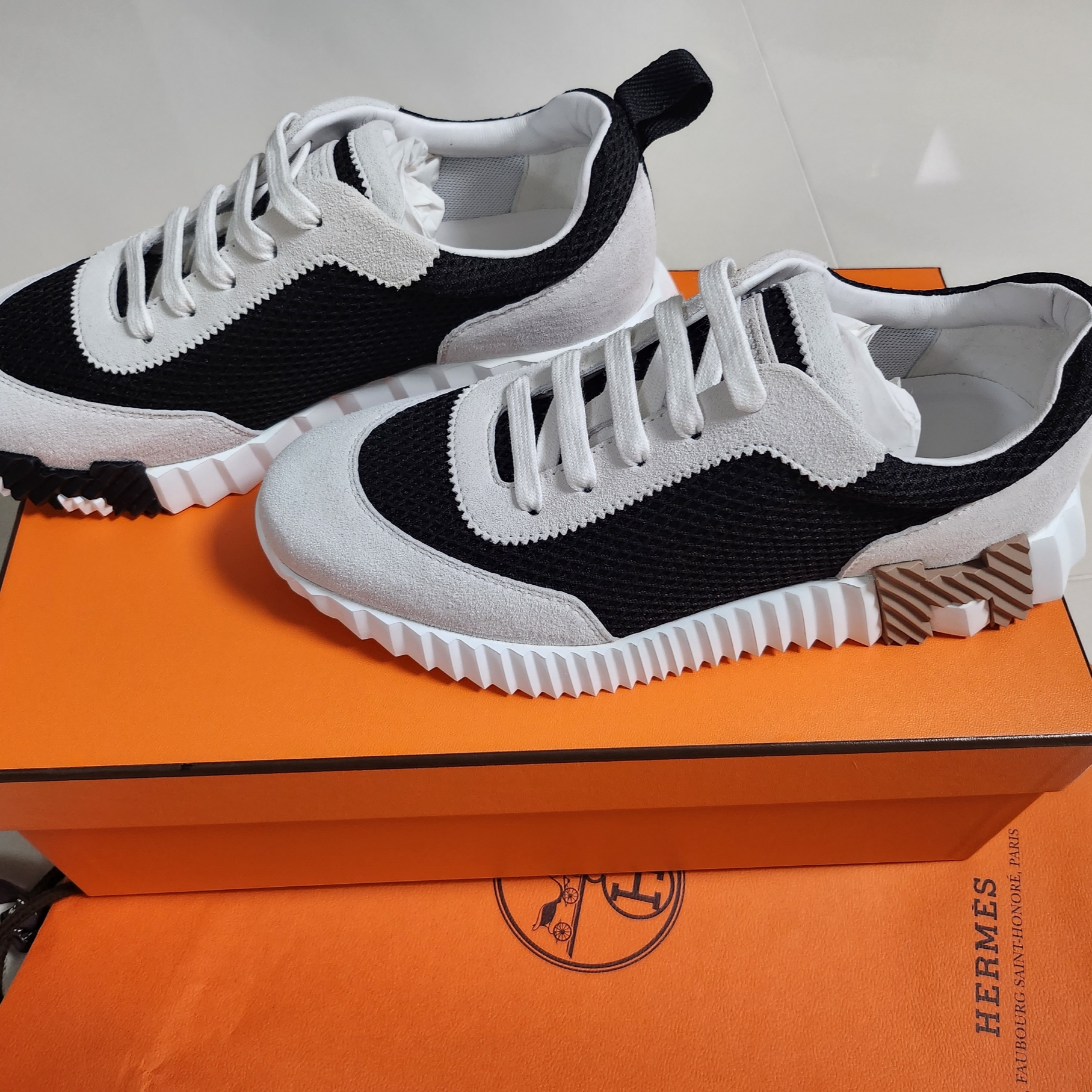 (W) Hermes Bouncing Sneakers Graphic Mesh Suede Goatskin & Noir Blanc 착용 스타일