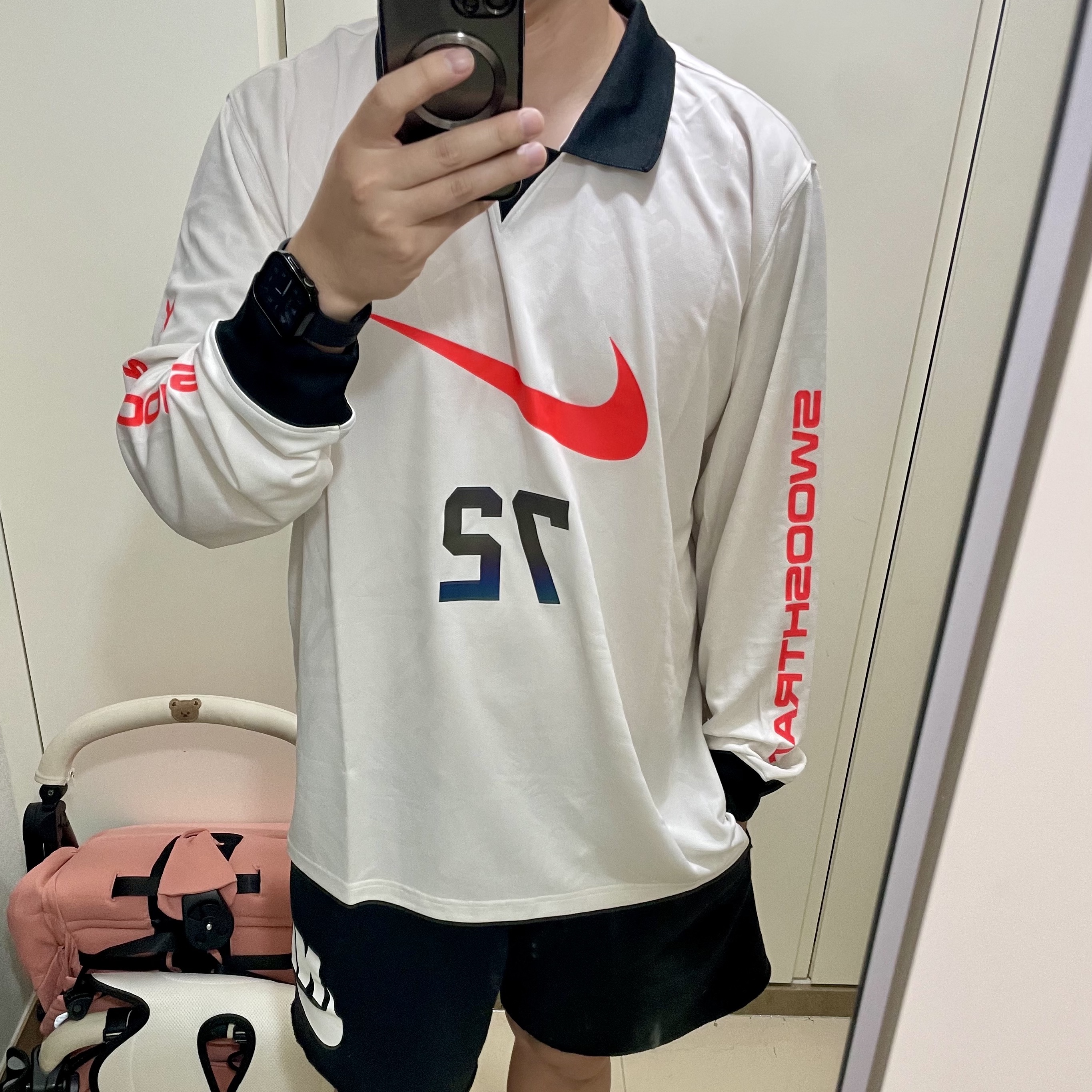 Nike NSW Long Sleeve T-Shirt Phantom Black Bright Crimson 착용 스타일 - 3