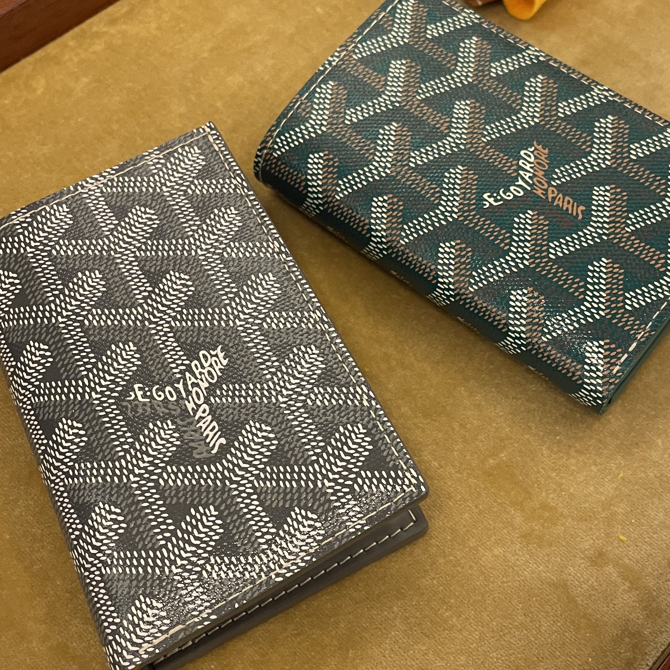 Goyard Saint Pierre Card Holder Grey, Goyard Saint Pierre Card Holder Green 착용 스타일