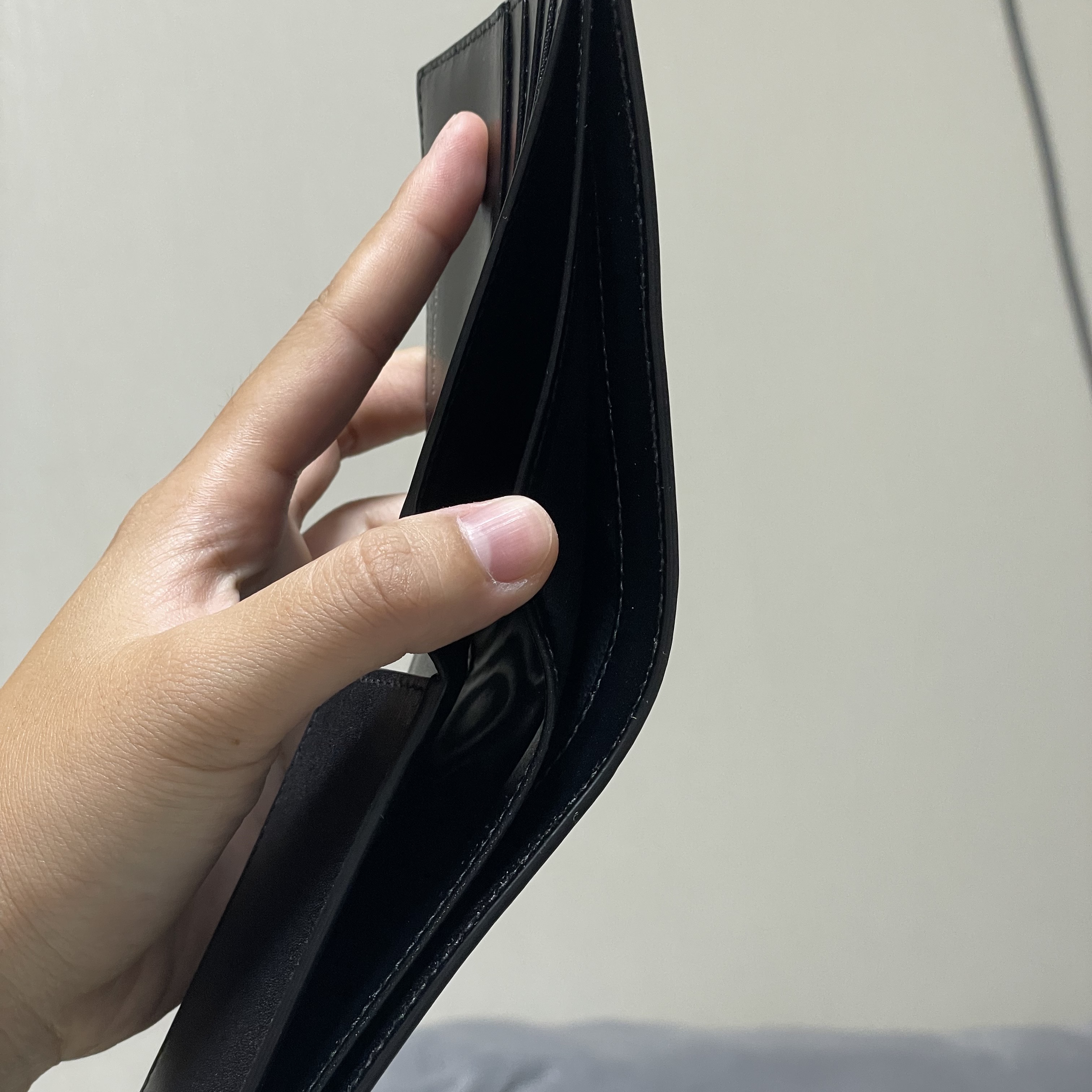Saint Laurent East/West Monogram Wallet in Smooth Leather Black 착용 스타일 - 5