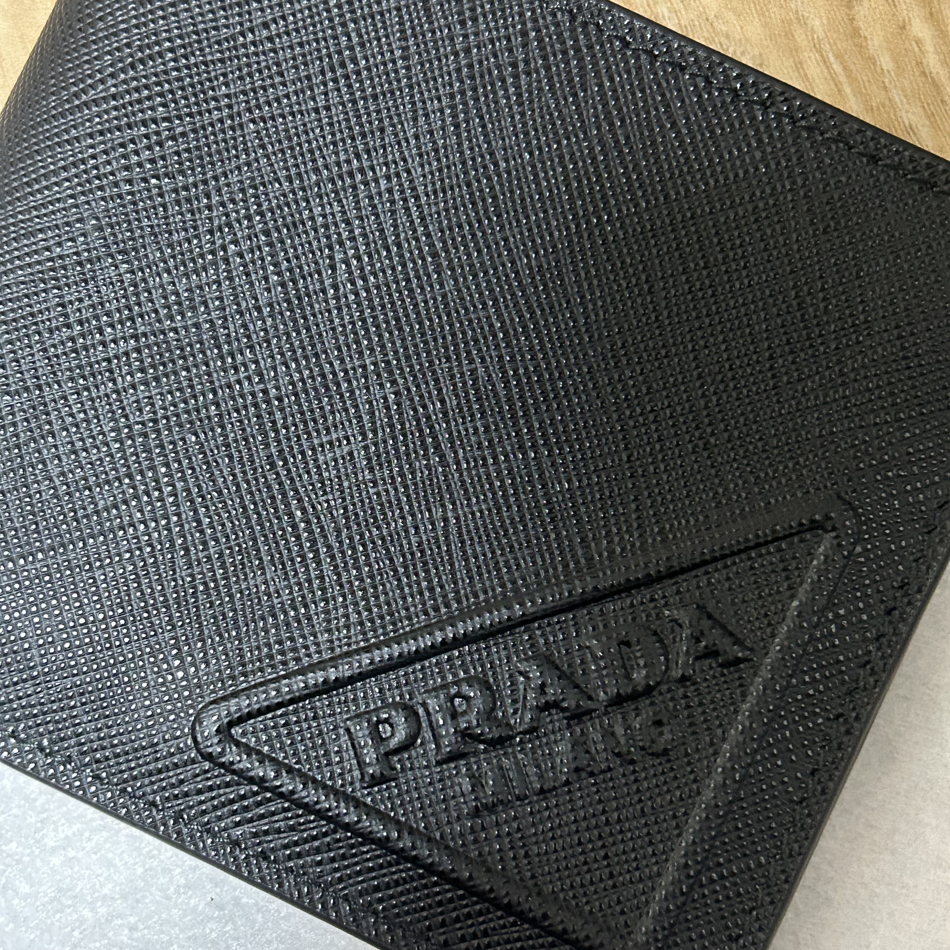Prada Saffiano Leather Wallet Black 착용 스타일