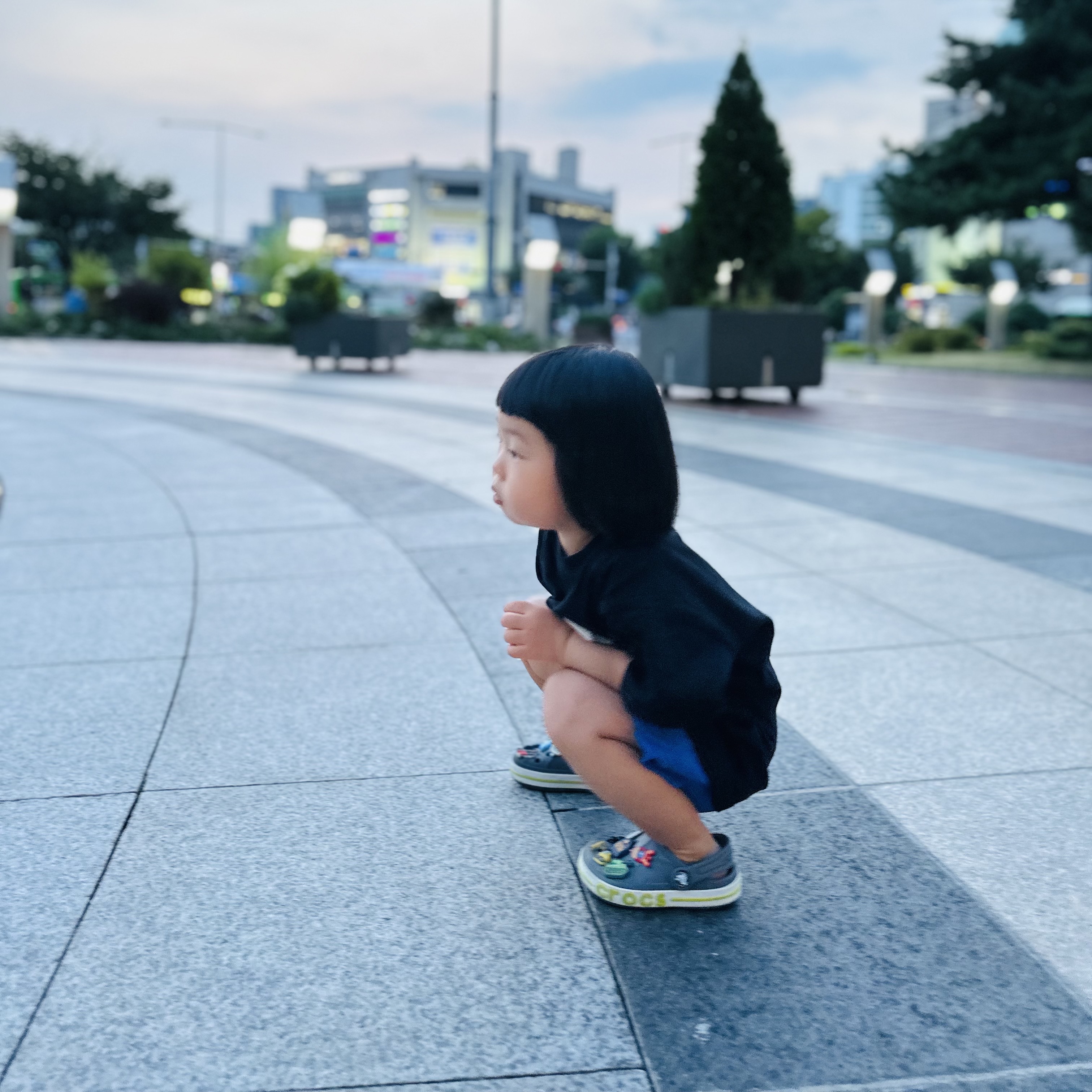 (Kids) Uniqlo UT x Kaws Short Sleeve Graphic T-Shirt Black, (Kids) Crocs Bayaband Clog Slate Grey Lime Punch 착용 스타일 - 3