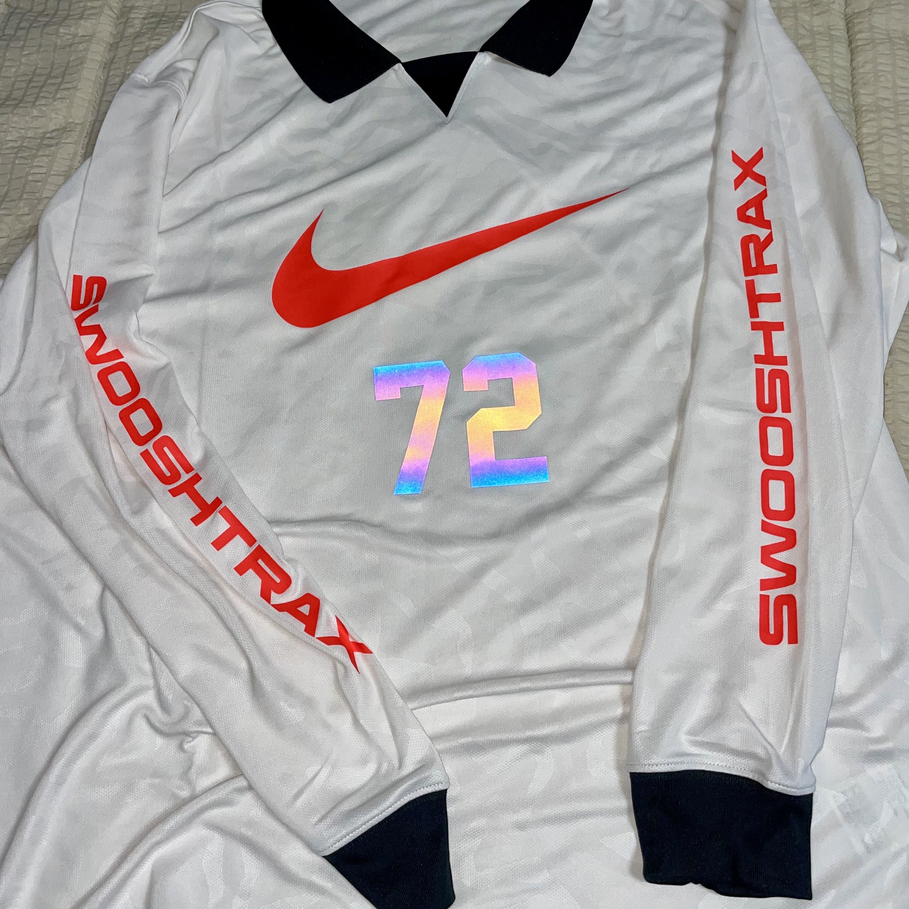 Nike NSW Long Sleeve T-Shirt Phantom Black Bright Crimson 착용 스타일 - 2