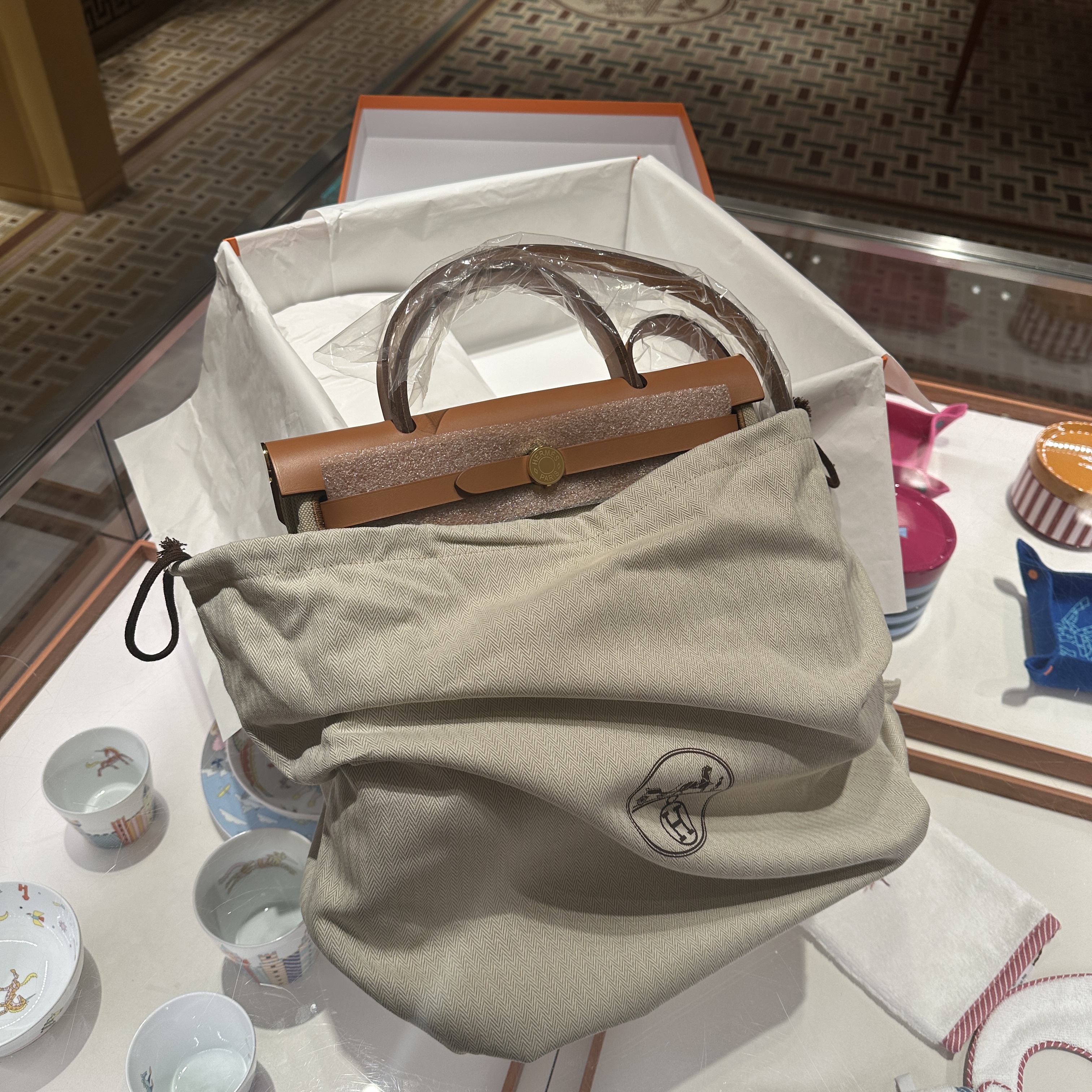 Hermes Herbag Zip 31 Bag Retourne & Gold Beton Naturel 착용 스타일