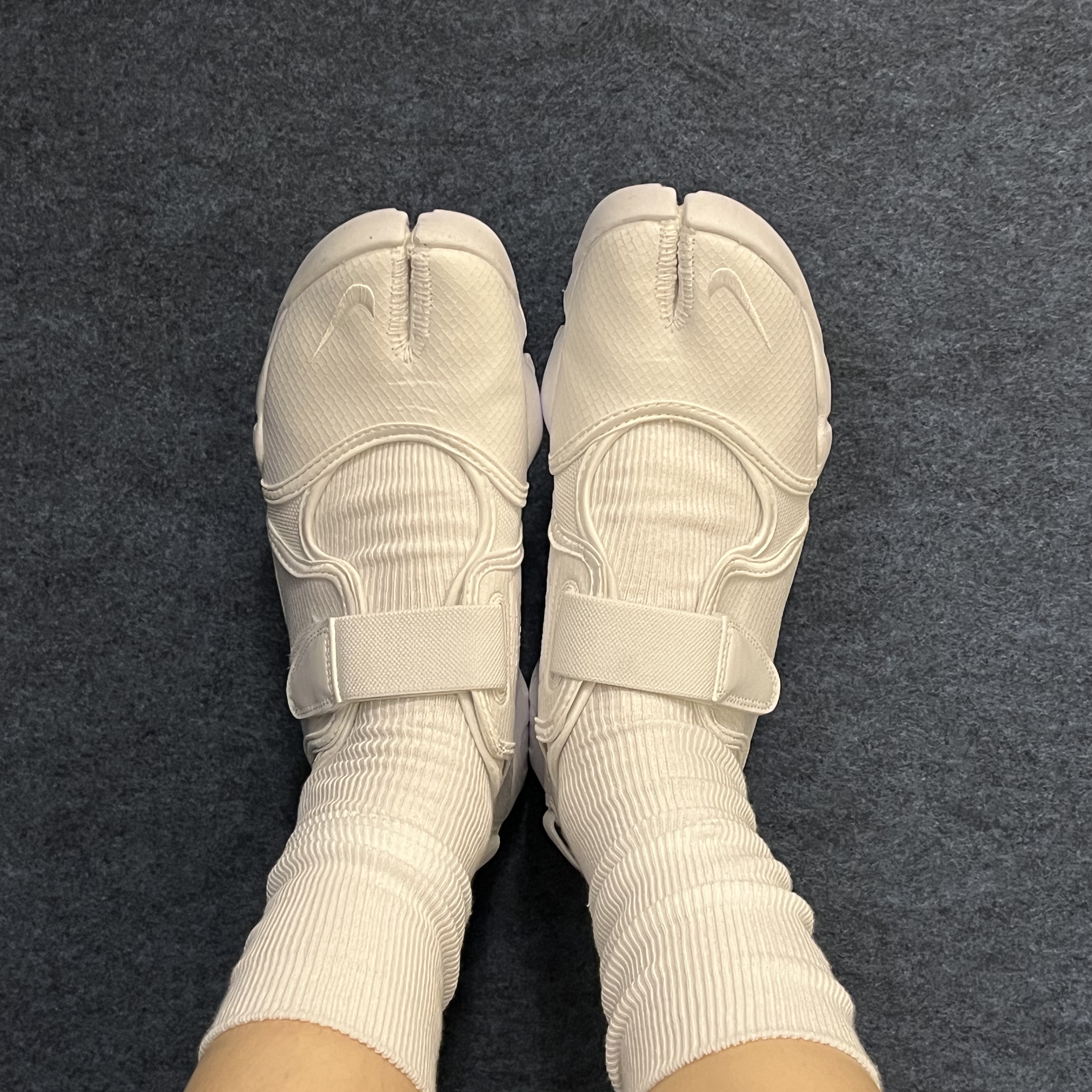 (W) Nike Air Rift Breathe White, (W) Vivienne Westwood One Point Orb Plain High Socks White 착용 스타일 - 2