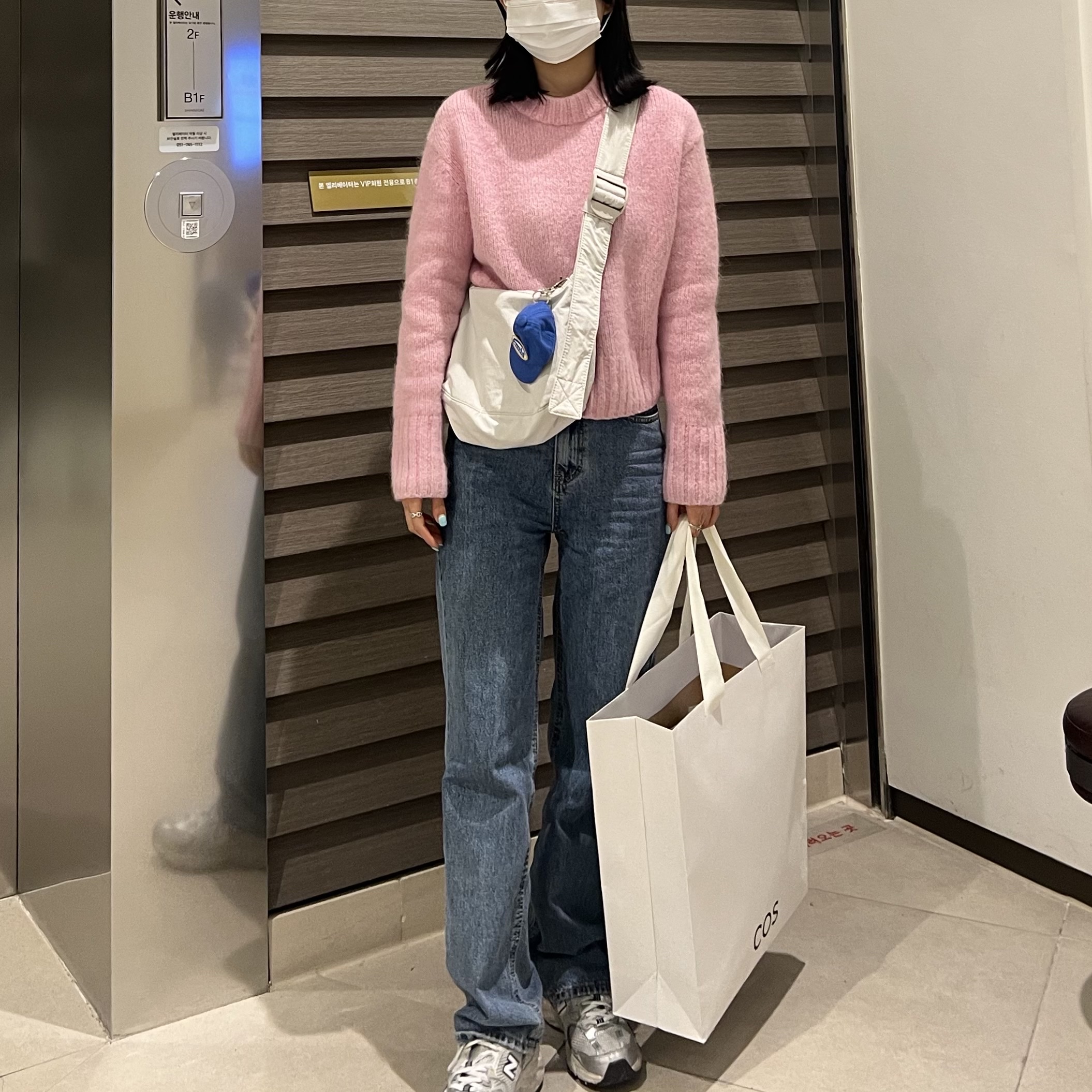 COS Nylon Crossbody Saddle Bag Light Grey Stone 착용 스타일