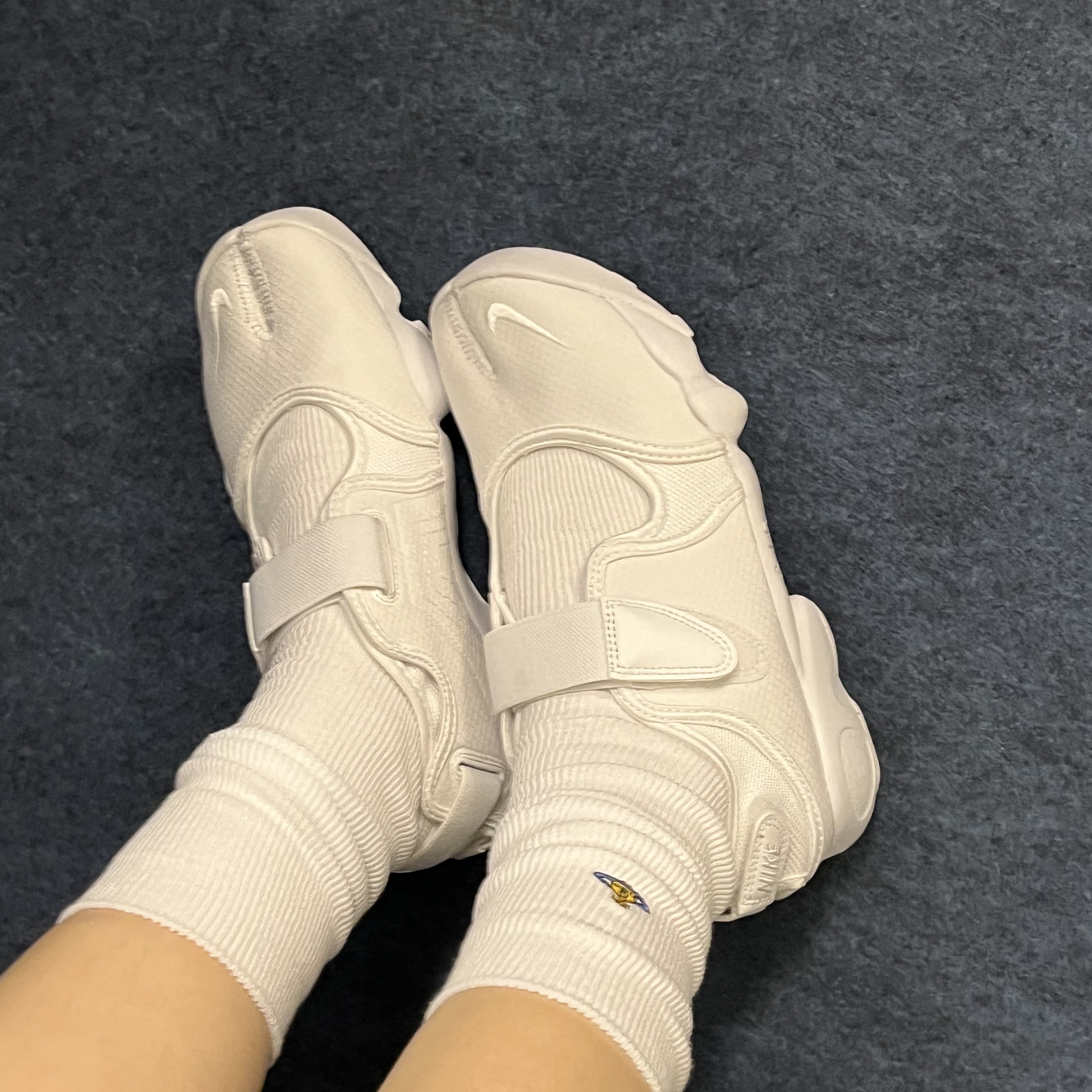 (W) Nike Air Rift Breathe White, (W) Vivienne Westwood One Point Orb Plain High Socks White 착용 스타일 - 3