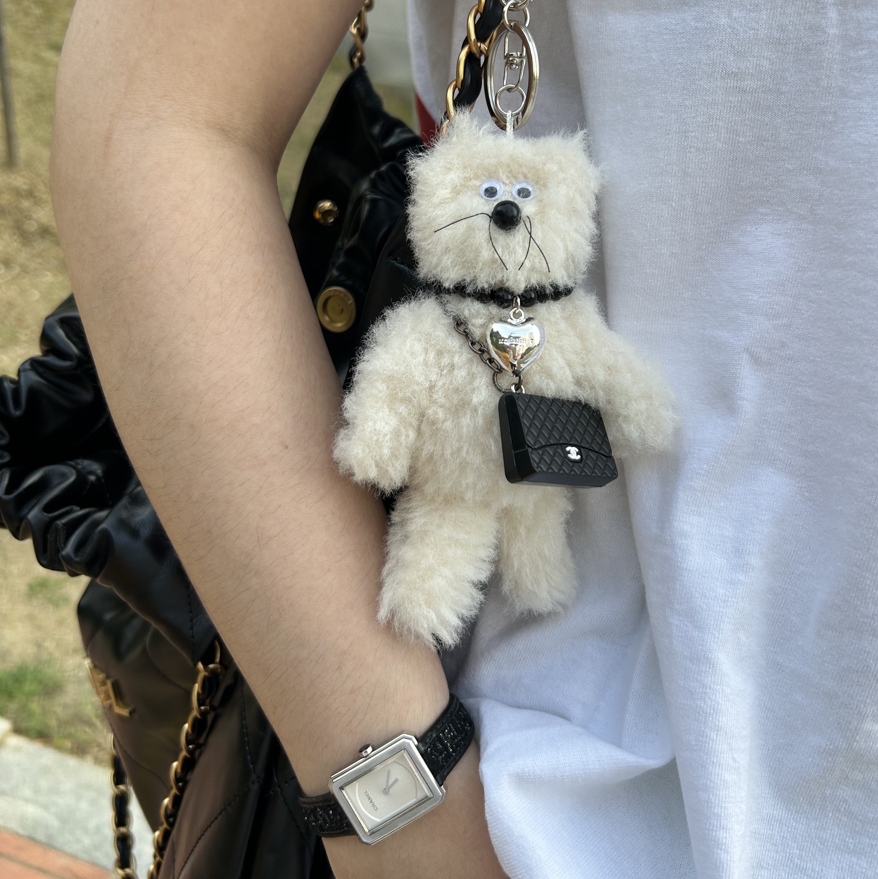 [KREAM 단독] Monamhee Creami Keyring Cream, Chanel 22 Medium Handbag Shiny Calfskin & Gold Black White 착용 스타일