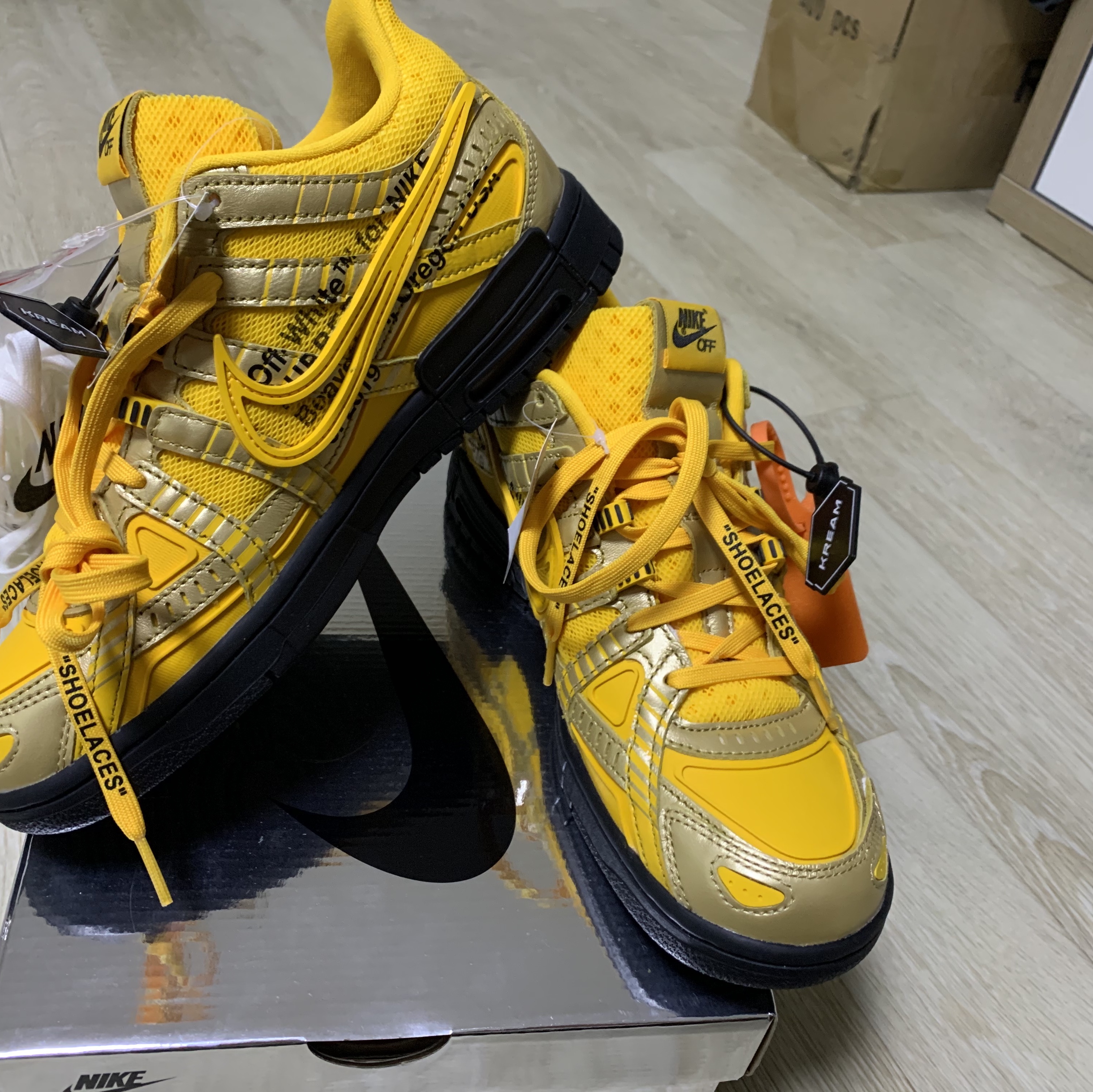 Nike x Off-White Air Rubber Dunk University Gold 착용 스타일
