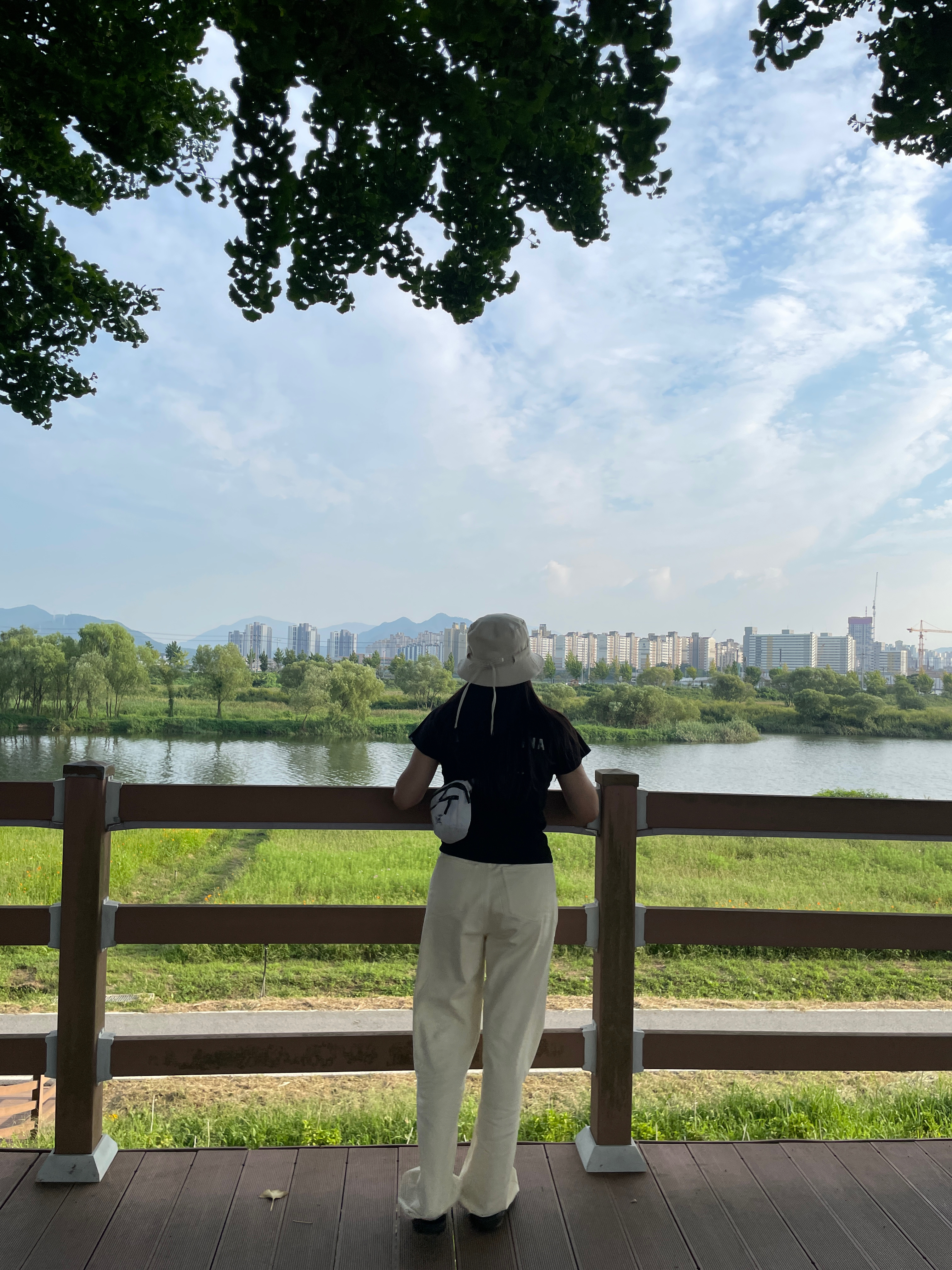 Jacquemus Le Bob Gadjo Bow Bucket Hat Off White, Arc'teryx Mantis 1 Waistpack Orca 착용 스타일 - 1