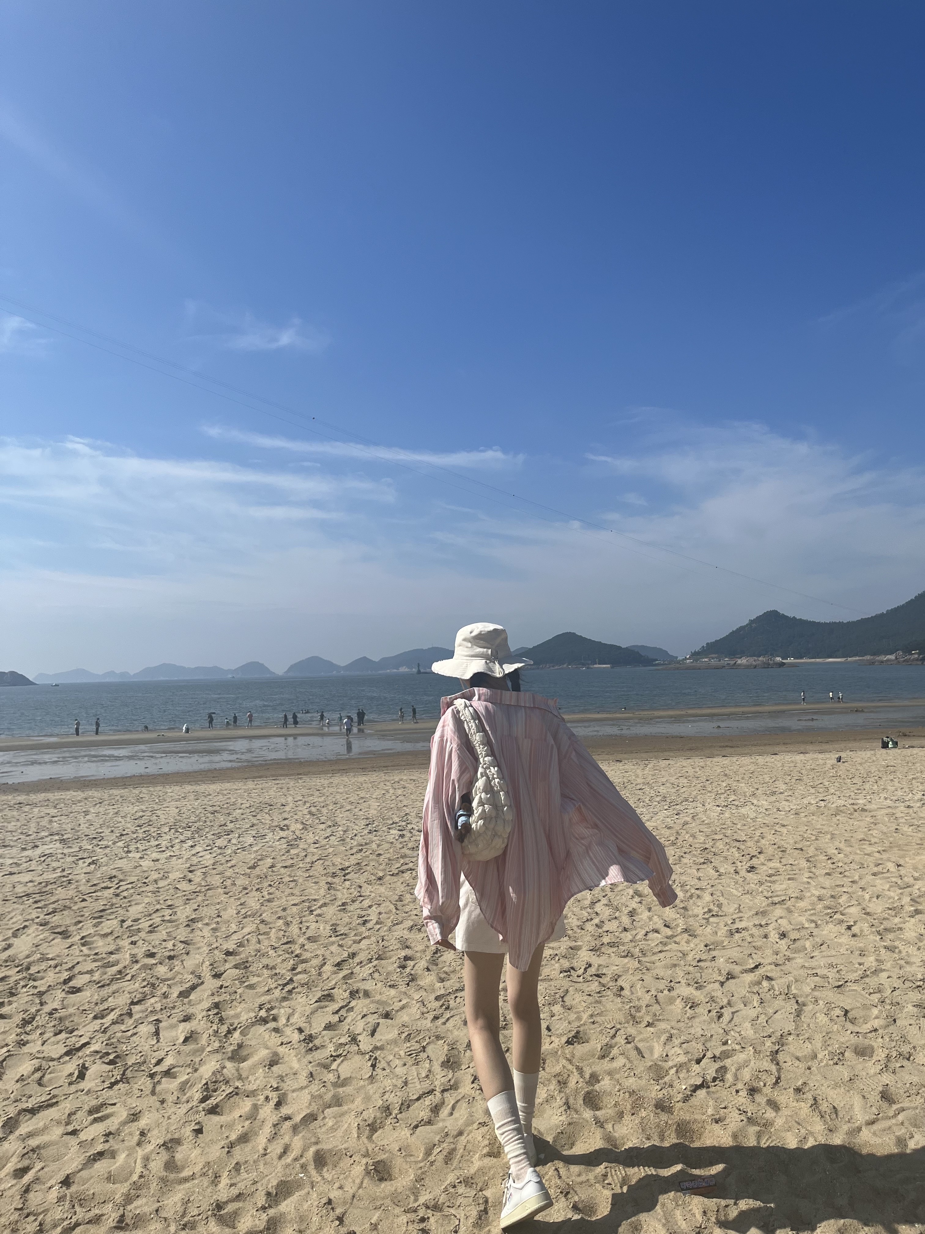 Jacquemus Le Bob Artichaut Bucket Hat Off White, (W) Autry Medalist Low Leather Sneakers White 착용 스타일 - 5