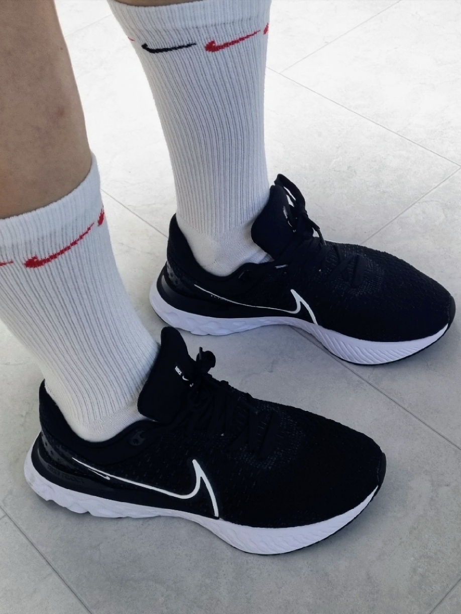 Nike React Infinity Run Flyknit 3 Black White, Nike Everyday Plus Cushioned Crew Socks Multicolor (3 Pack/Korean Ver.) 착용 스타일
