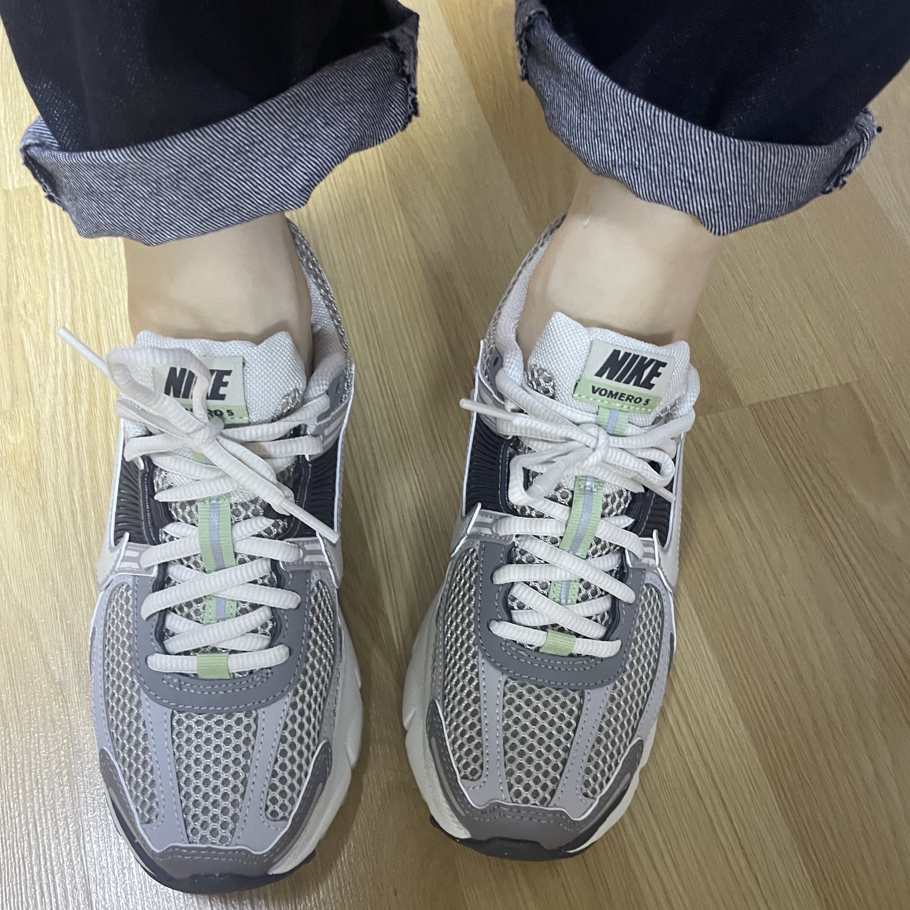 (W) Nike Zoom Vomero 5 Cobblestone and Flat Pewter 착용 스타일