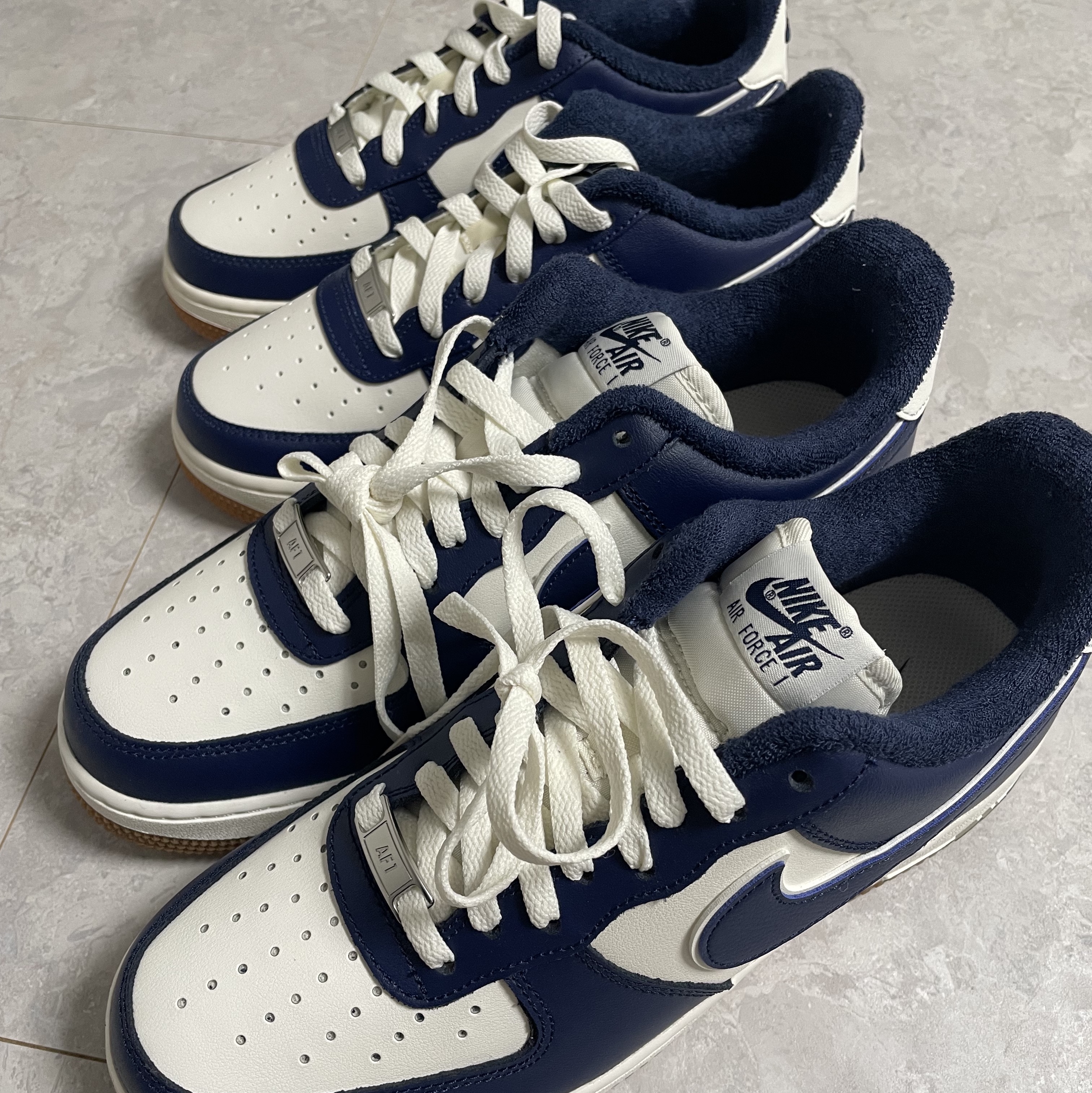 Nike Air Force 1 '07 LV8 Midnight Navy 착용 스타일