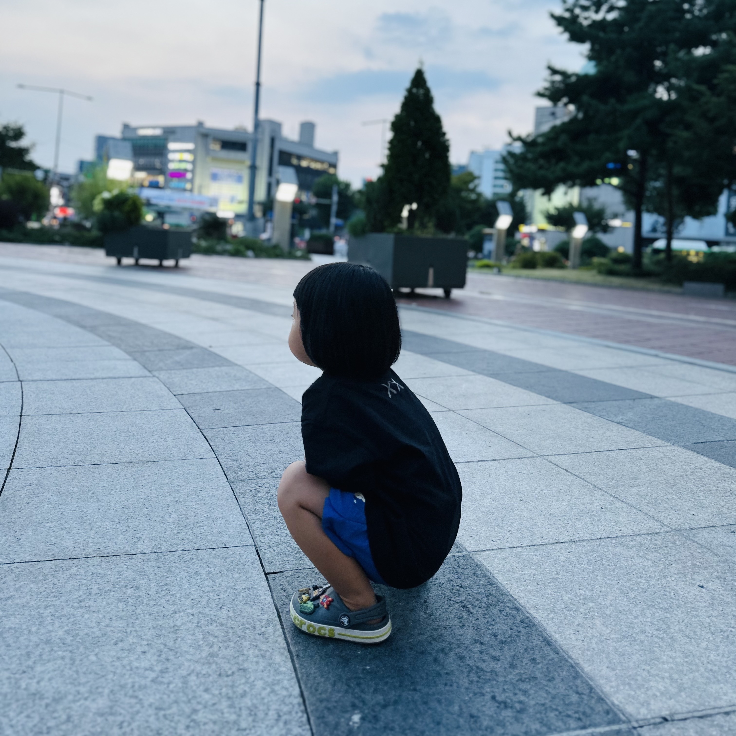 (Kids) Uniqlo UT x Kaws Short Sleeve Graphic T-Shirt Black, (Kids) Crocs Bayaband Clog Slate Grey Lime Punch 착용 스타일 - 1